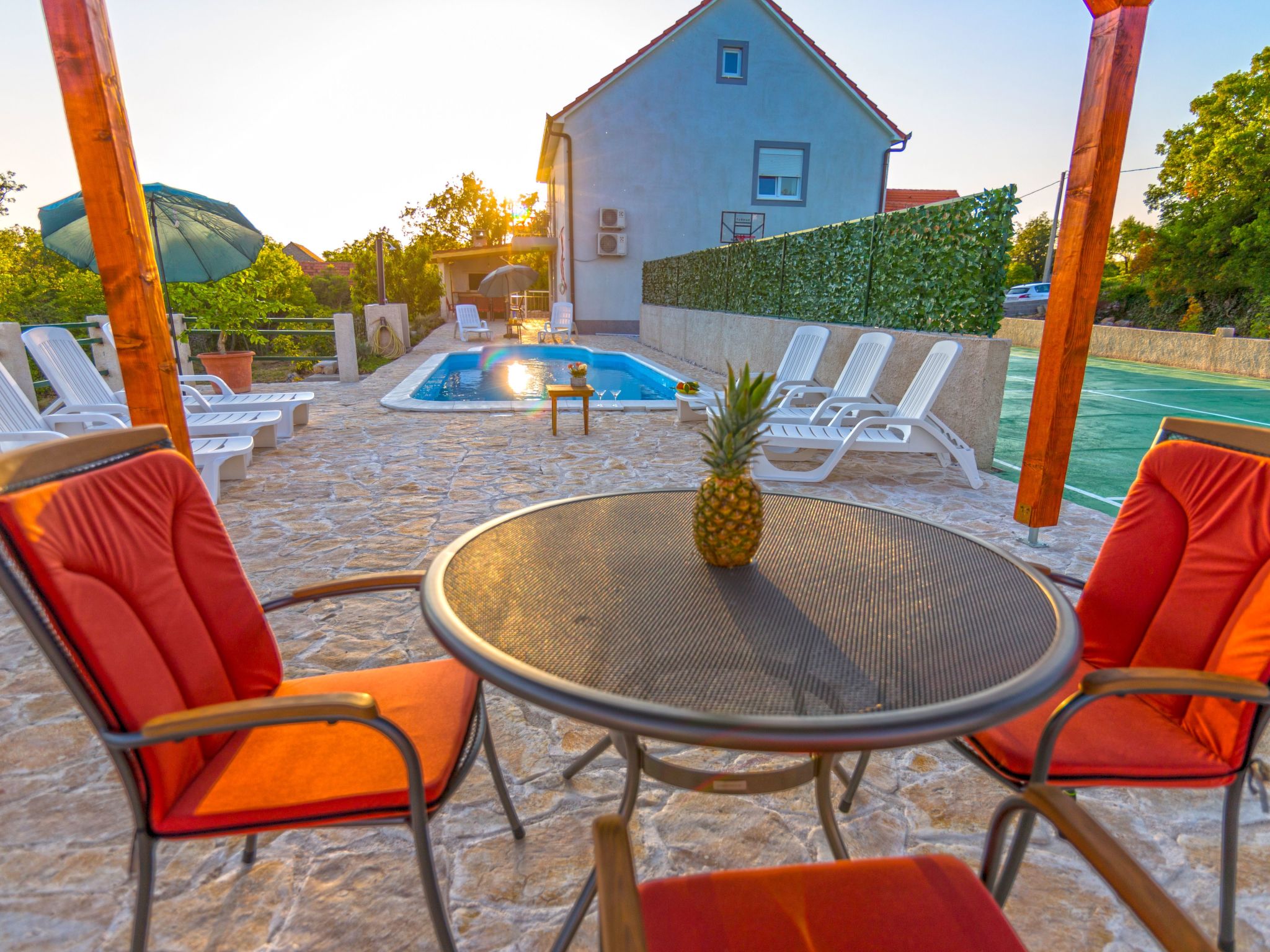 In Opanci mit beheiztem Pool, Parkplatz-Inside