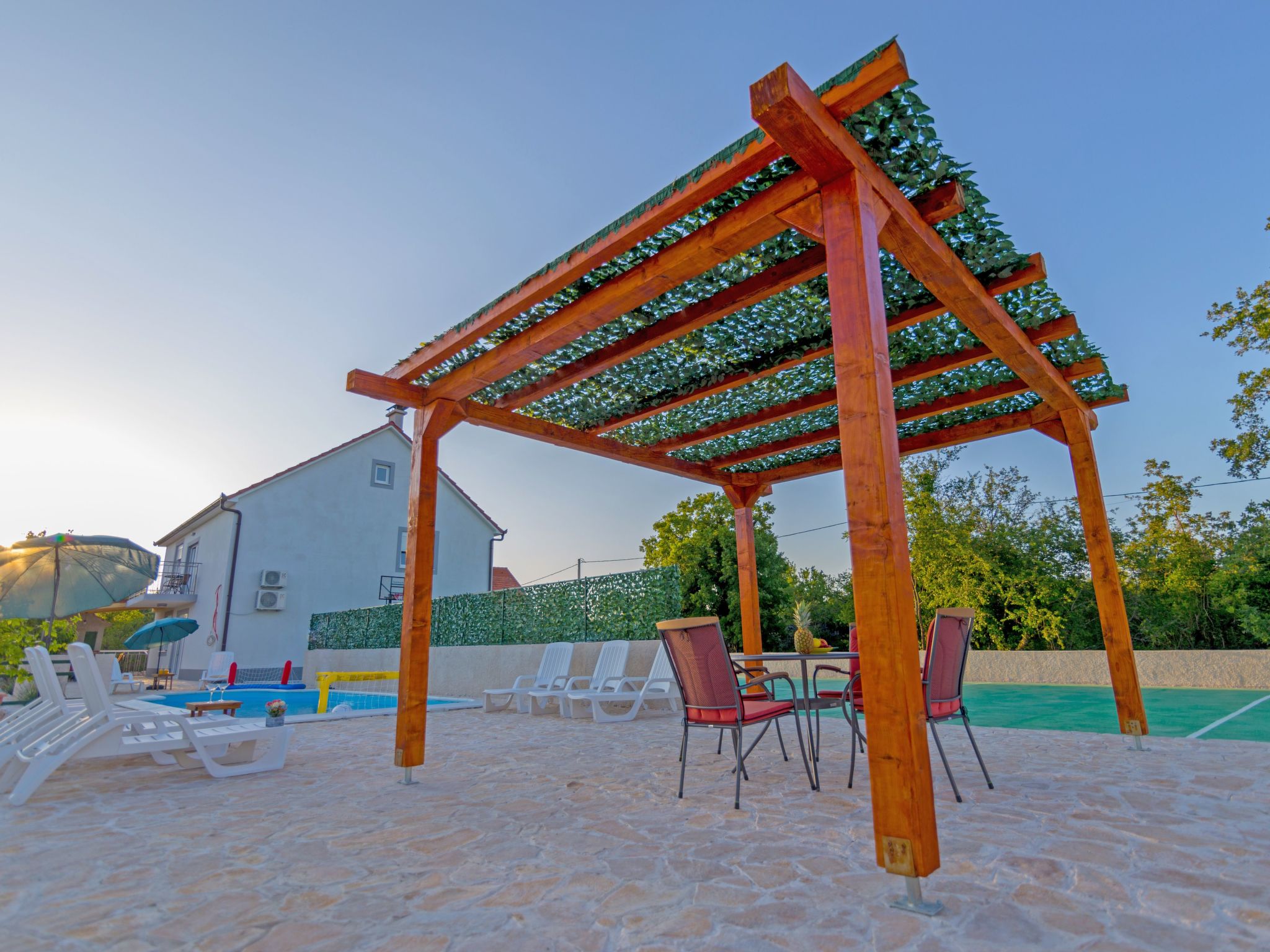 In Opanci mit beheiztem Pool, Parkplatz-Inside