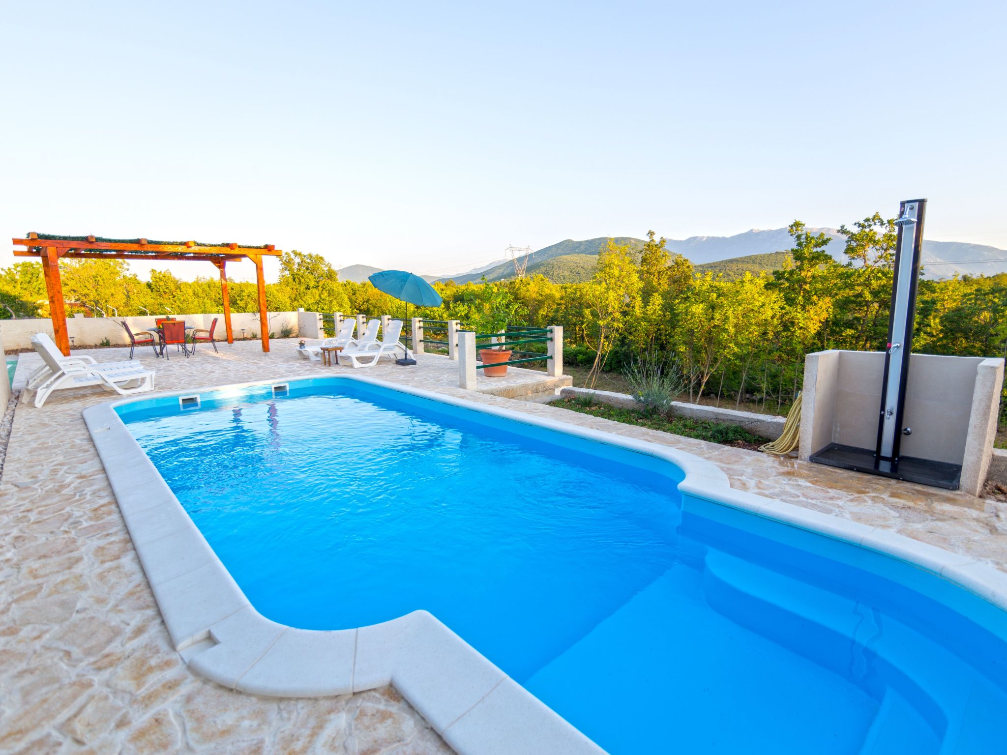 In Opanci mit beheiztem Pool, Parkplatz-Inside