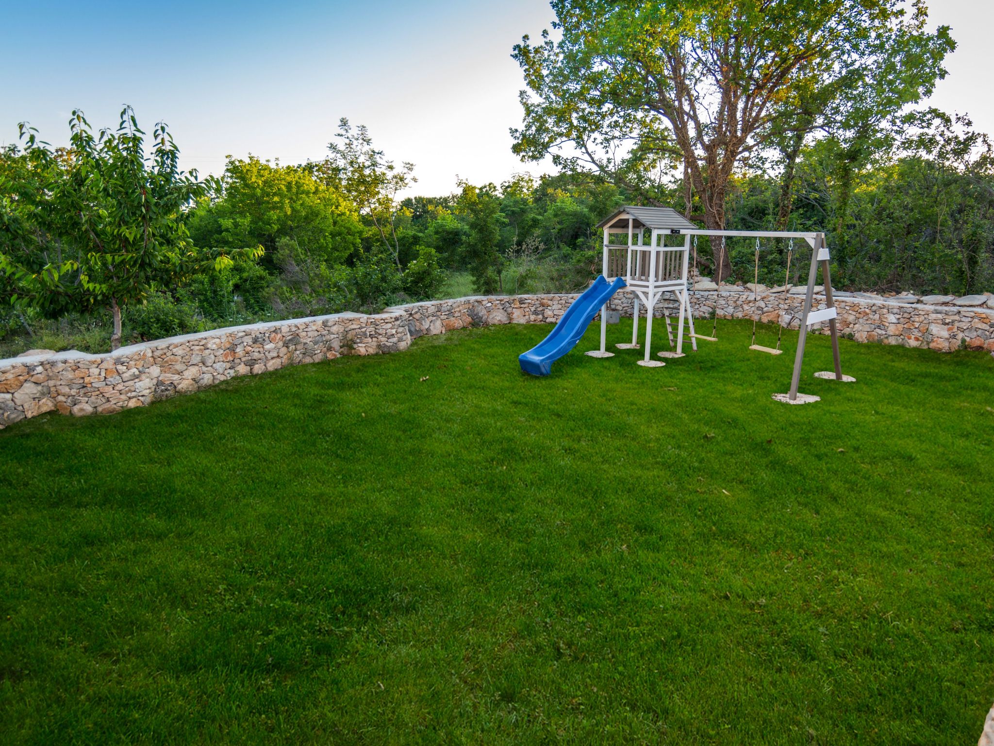 In Opanci mit beheiztem Pool, Parkplatz-Inside