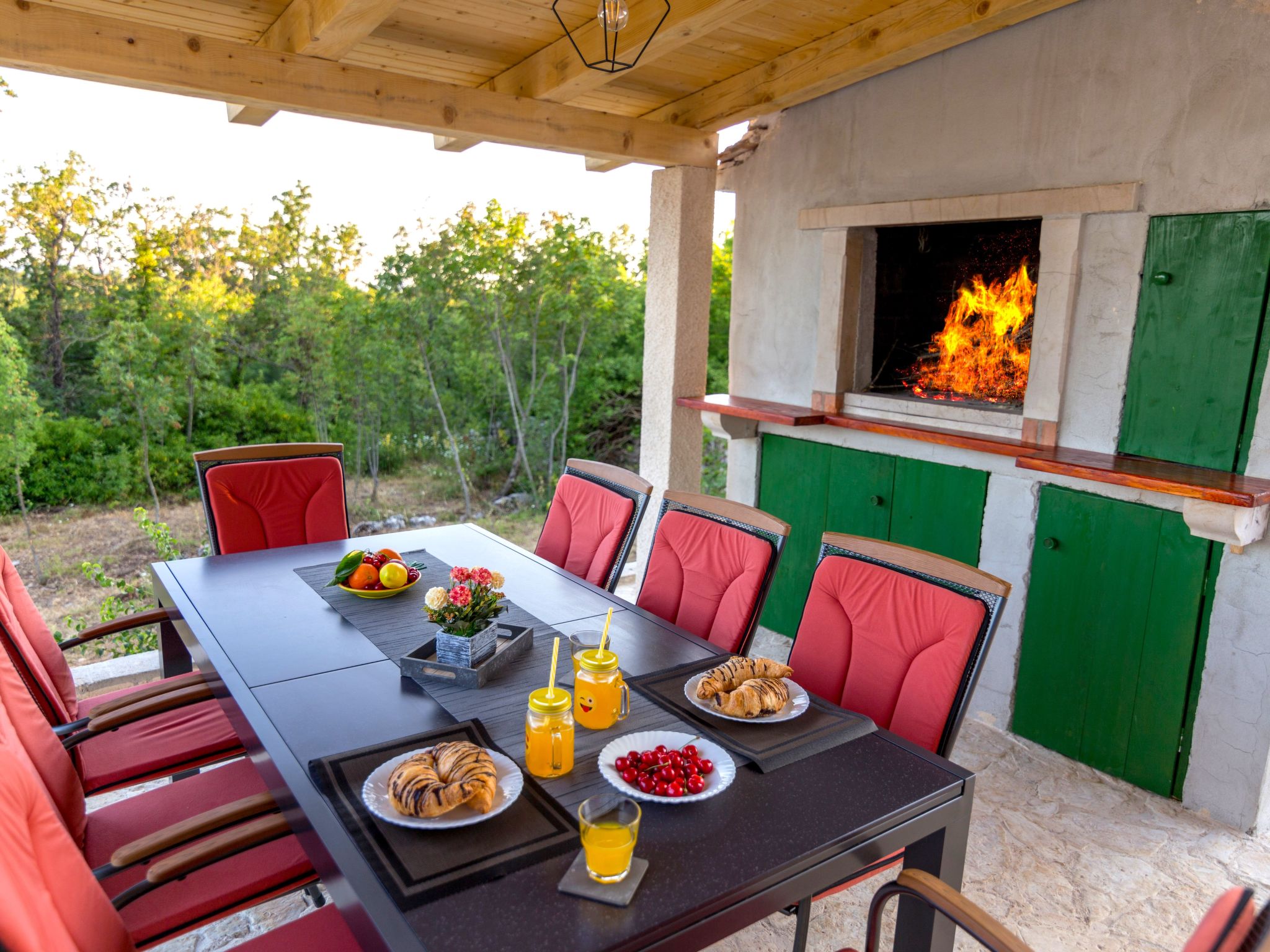 In Opanci mit beheiztem Pool, Parkplatz-Inside