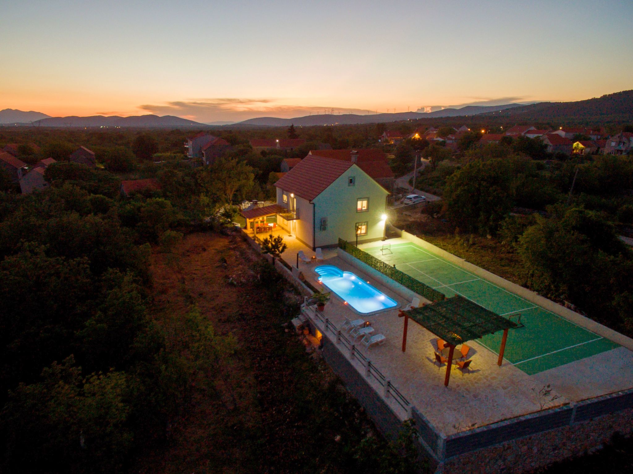 In Opanci mit beheiztem Pool, Parkplatz-Inside