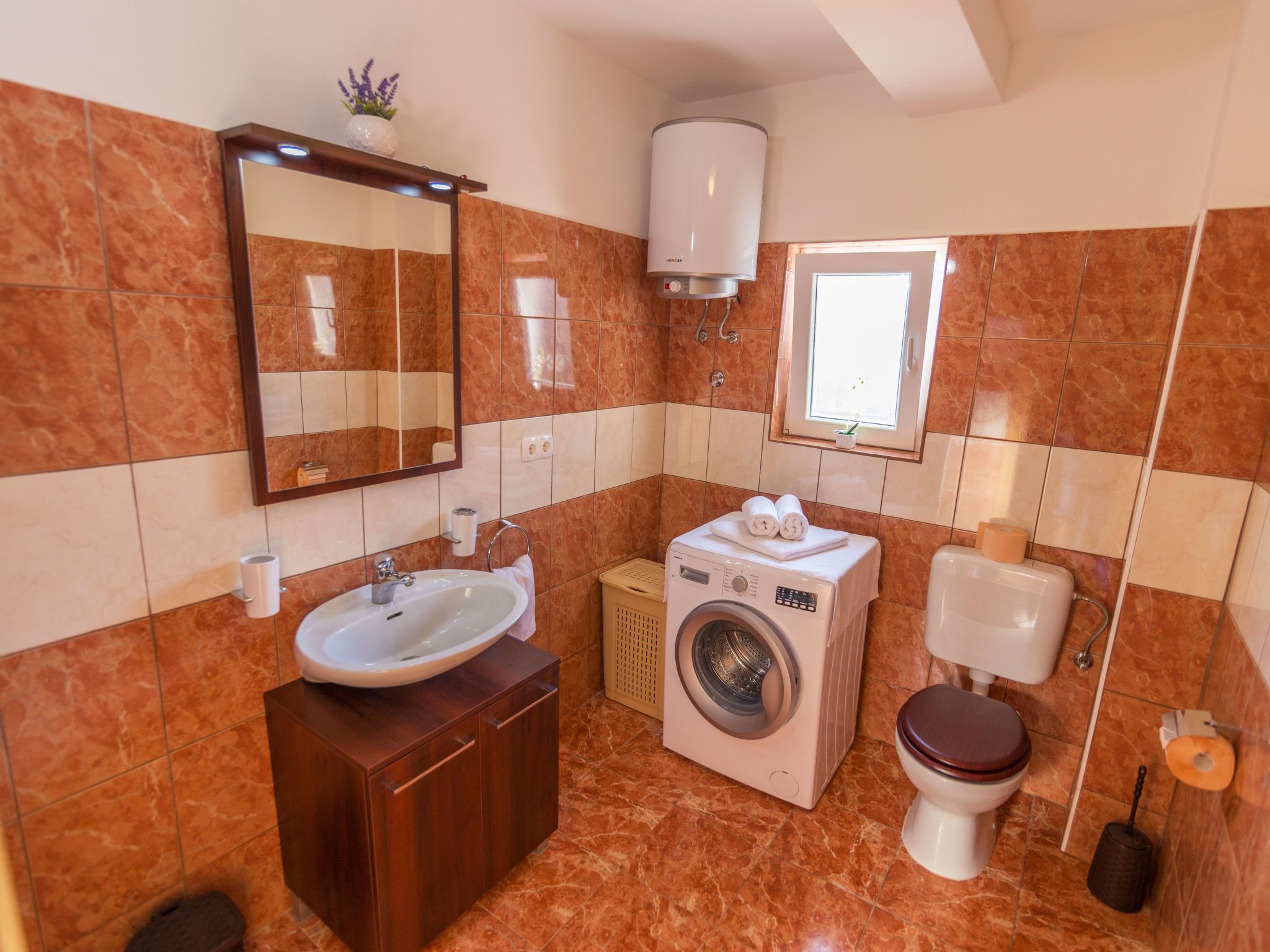 In Opanci mit beheiztem Pool, Parkplatz-Inside