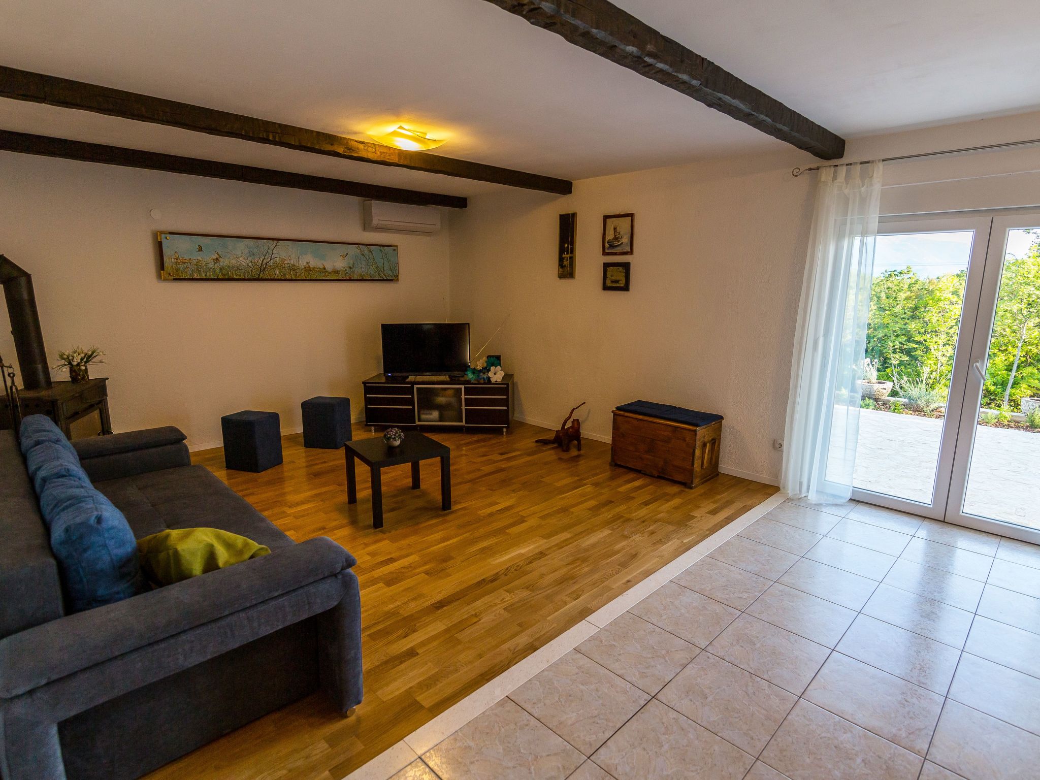 In Opanci mit beheiztem Pool, Parkplatz-Inside