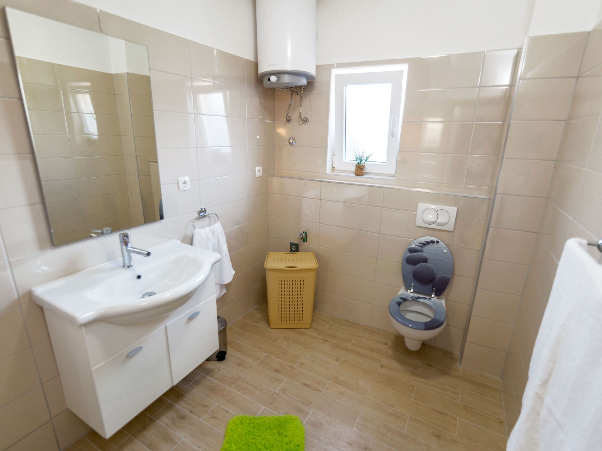 In Opanci mit beheiztem Pool, Parkplatz-Inside