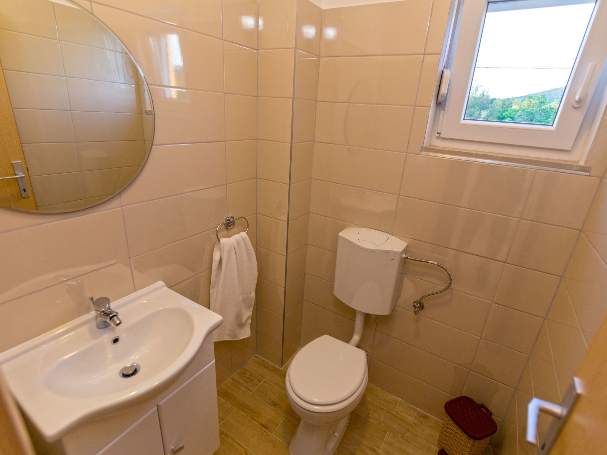 In Opanci mit beheiztem Pool, Parkplatz-Inside