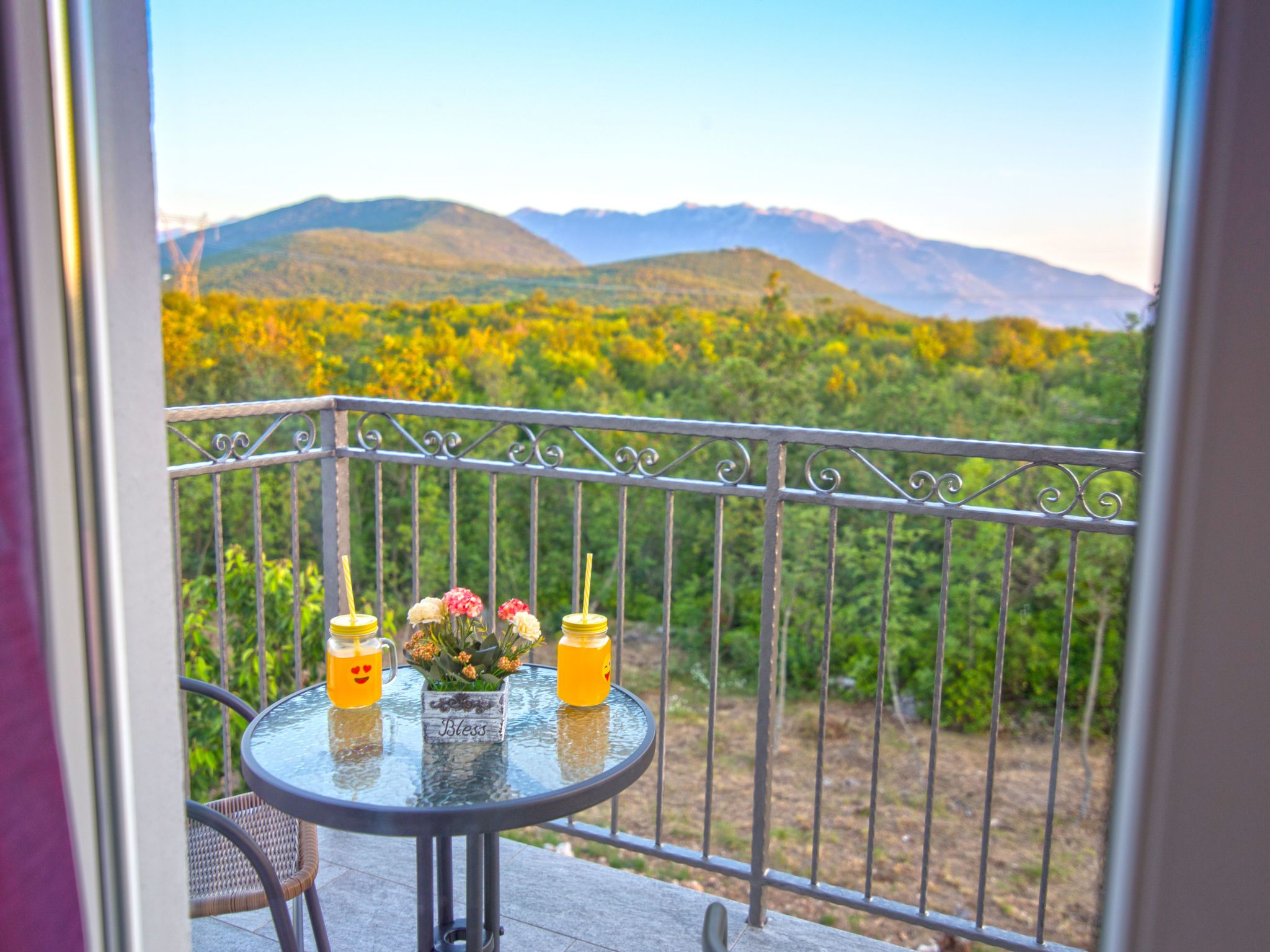 In Opanci mit beheiztem Pool, Parkplatz