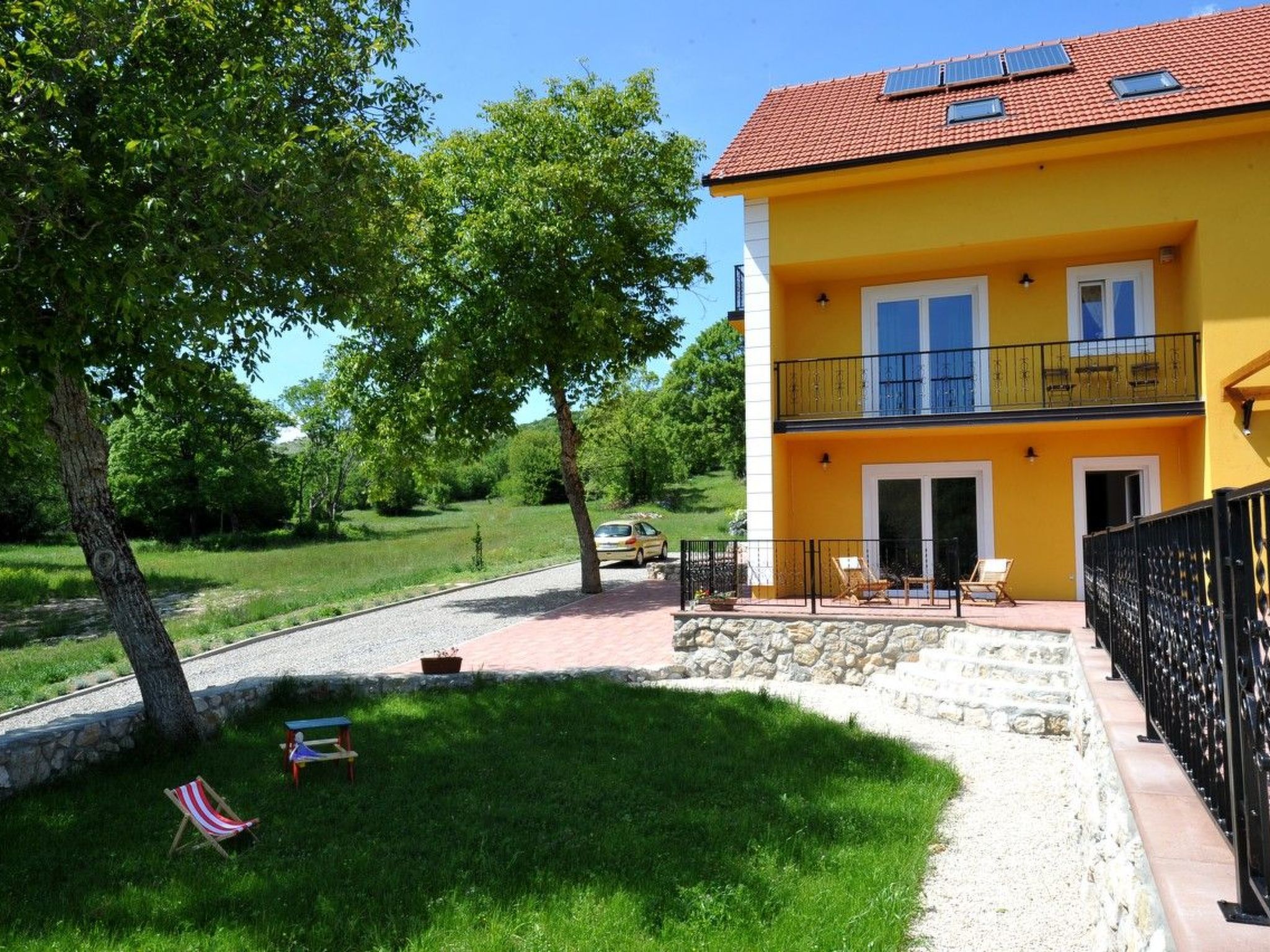 Alleinstehendes Ferienhaus mit Swimmingpool-Drinnen