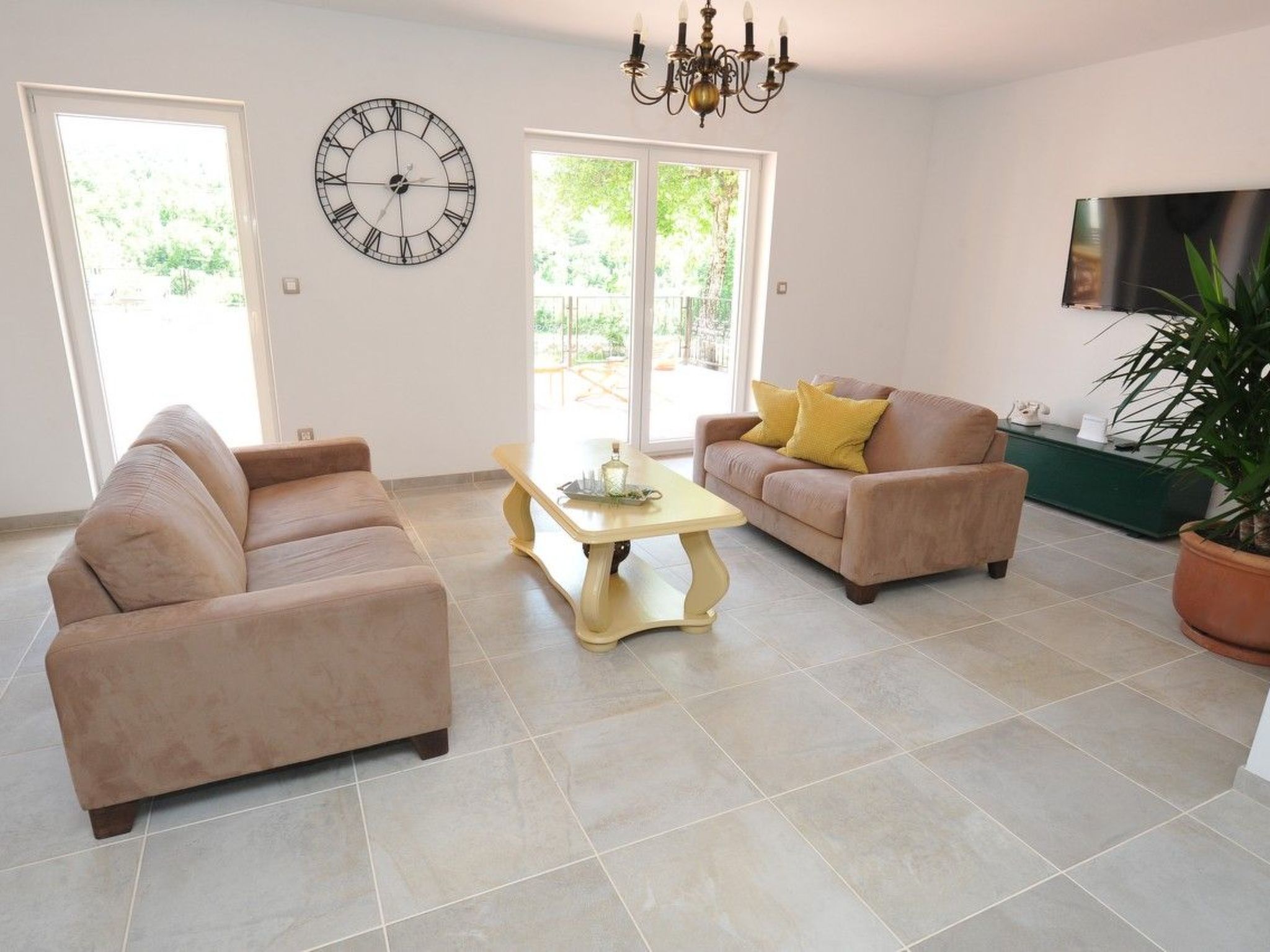 Alleinstehendes Ferienhaus mit Swimmingpool-Drinnen