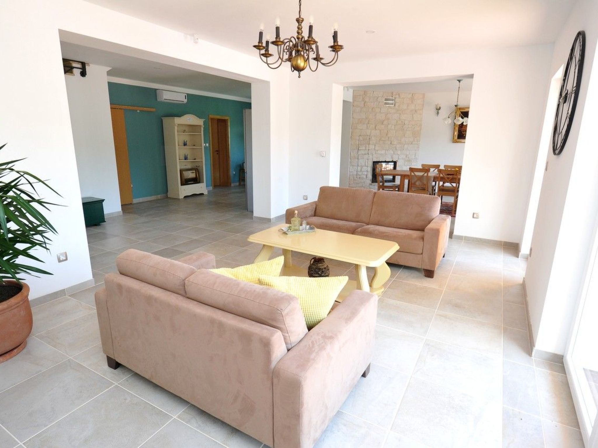 Alleinstehendes Ferienhaus mit Swimmingpool-Drinnen