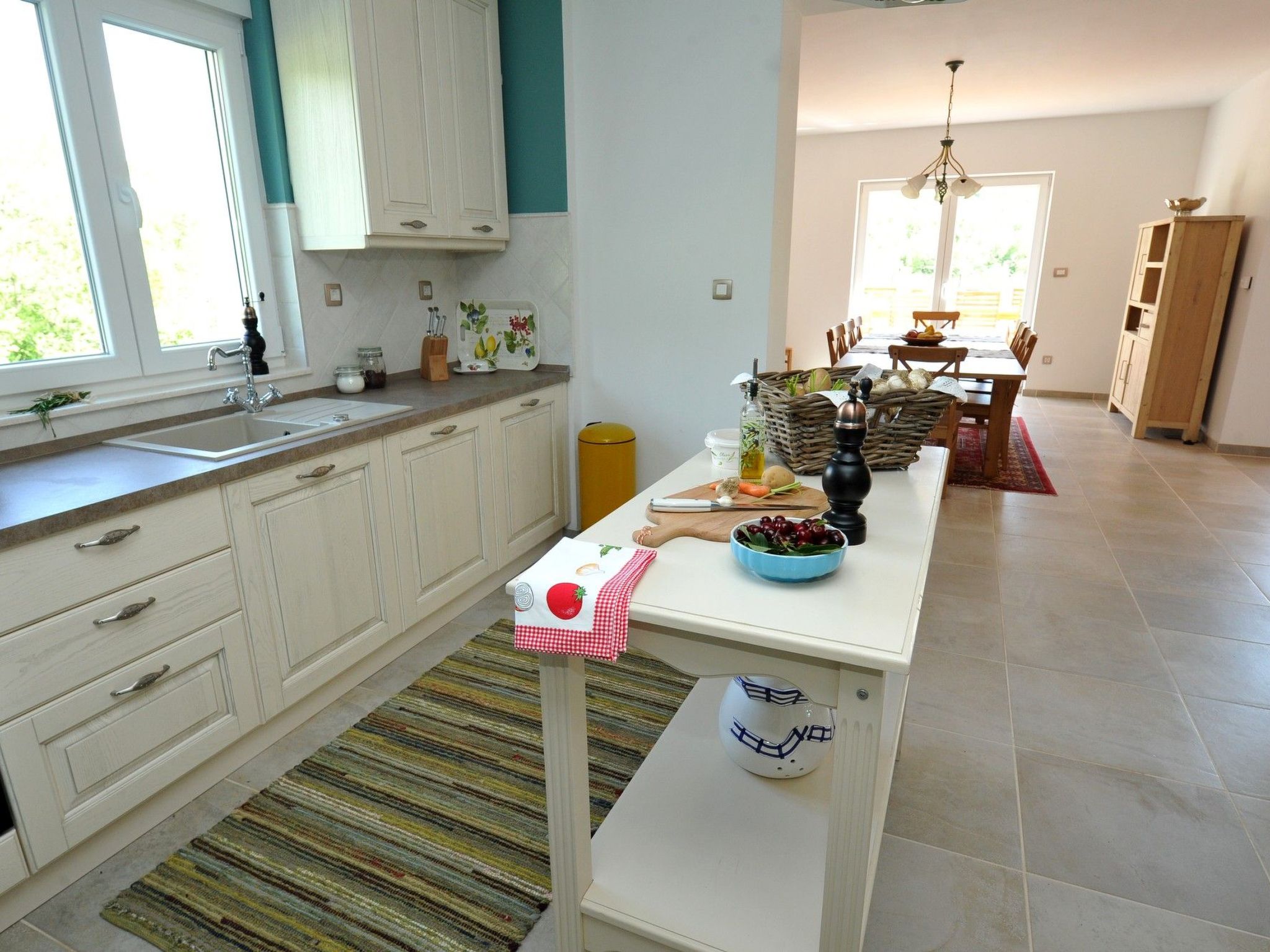 Alleinstehendes Ferienhaus mit Swimmingpool-Drinnen