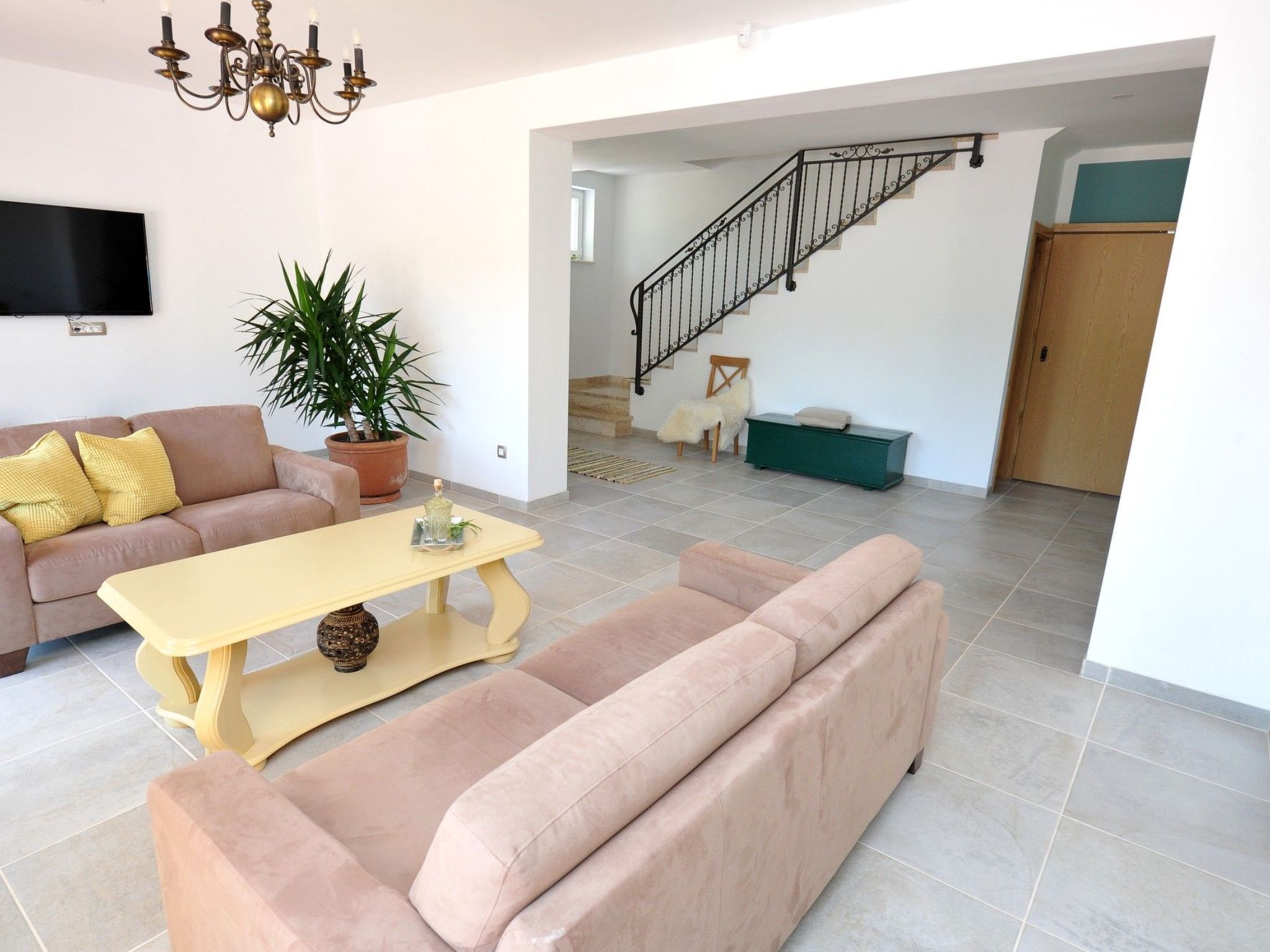 Alleinstehendes Ferienhaus mit Swimmingpool-Drinnen