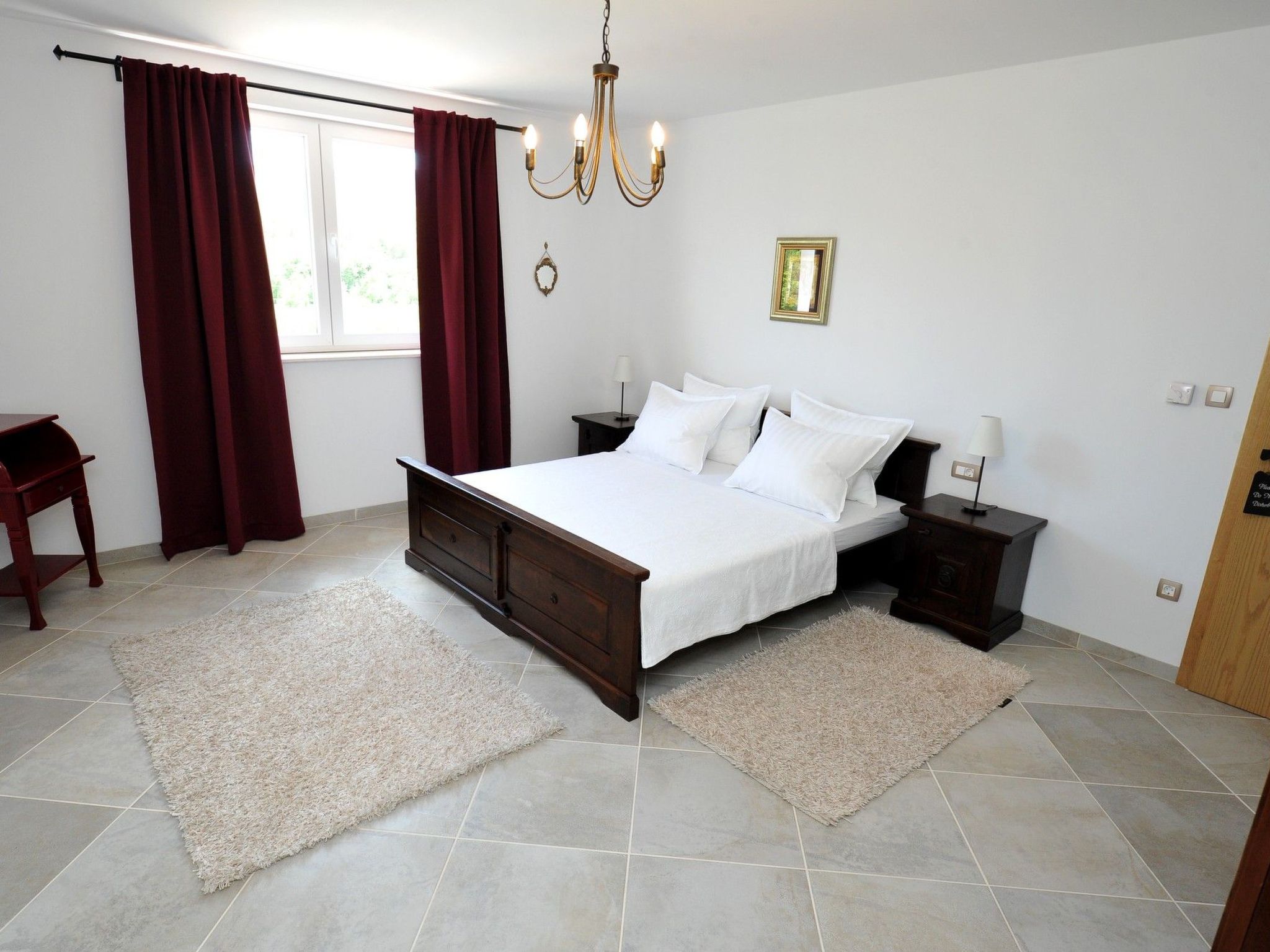 Alleinstehendes Ferienhaus mit Swimmingpool-Drinnen