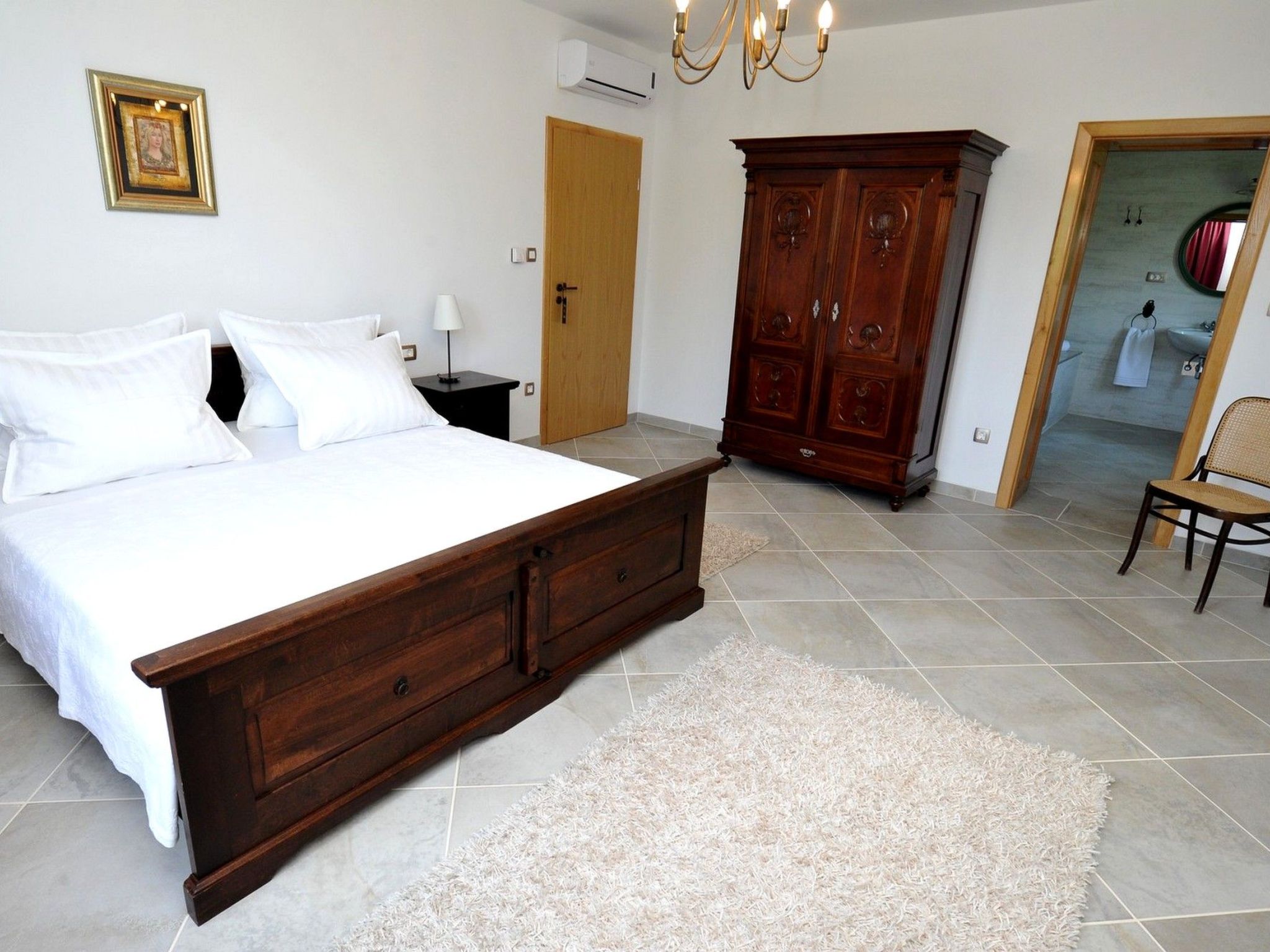 Alleinstehendes Ferienhaus mit Swimmingpool-Drinnen