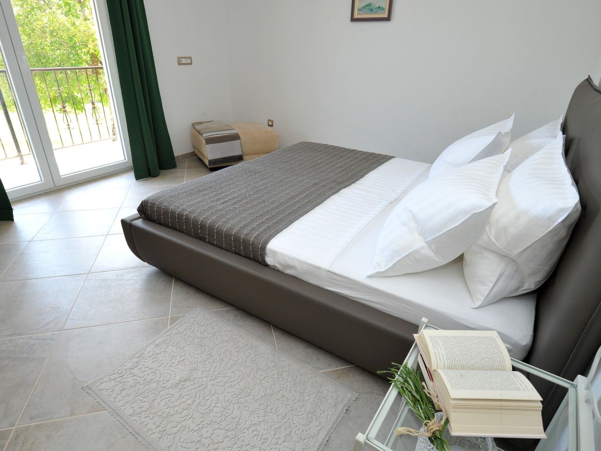 Alleinstehendes Ferienhaus mit Swimmingpool-Drinnen