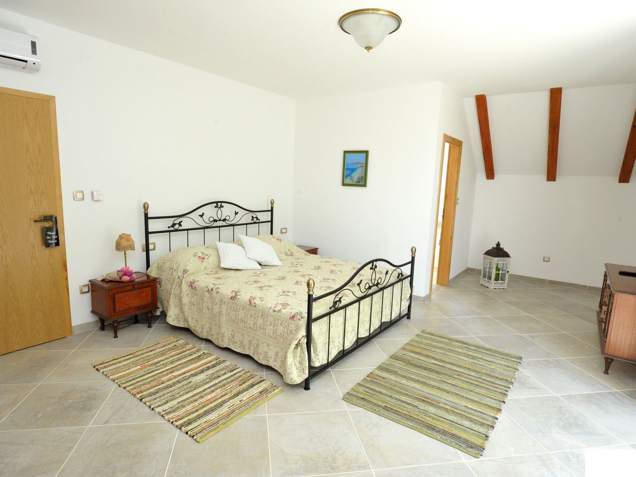 Alleinstehendes Ferienhaus mit Swimmingpool-Drinnen