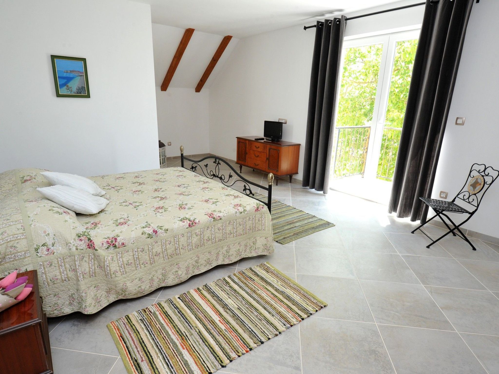 Alleinstehendes Ferienhaus mit Swimmingpool-Drinnen