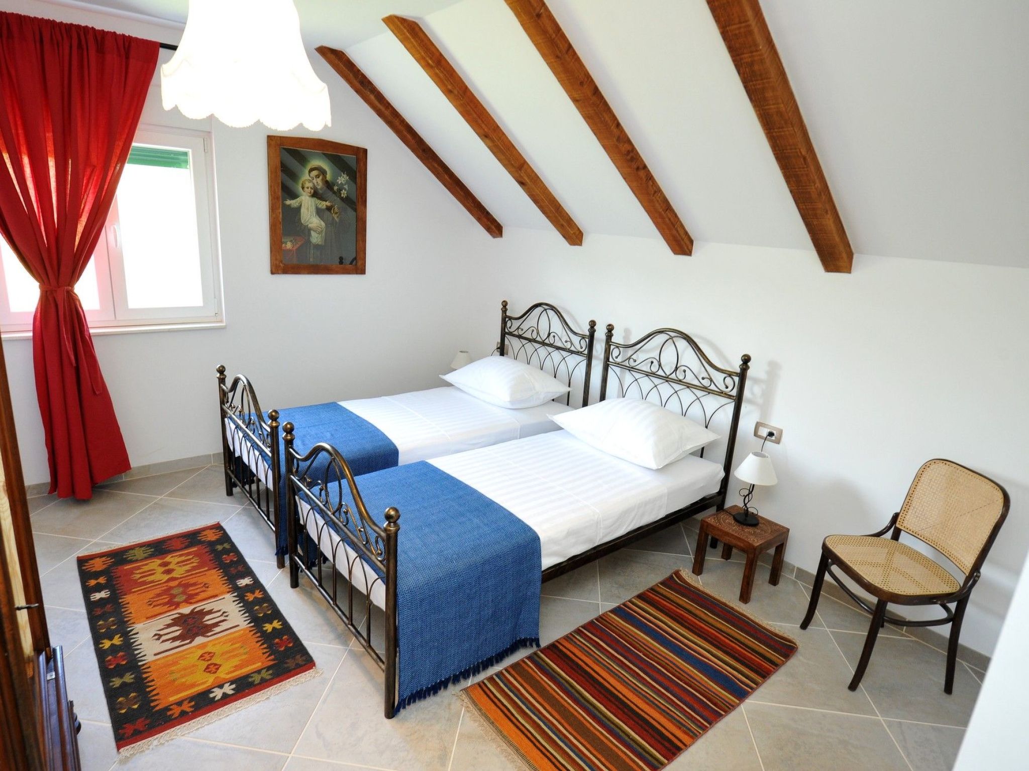 Alleinstehendes Ferienhaus mit Swimmingpool-Drinnen