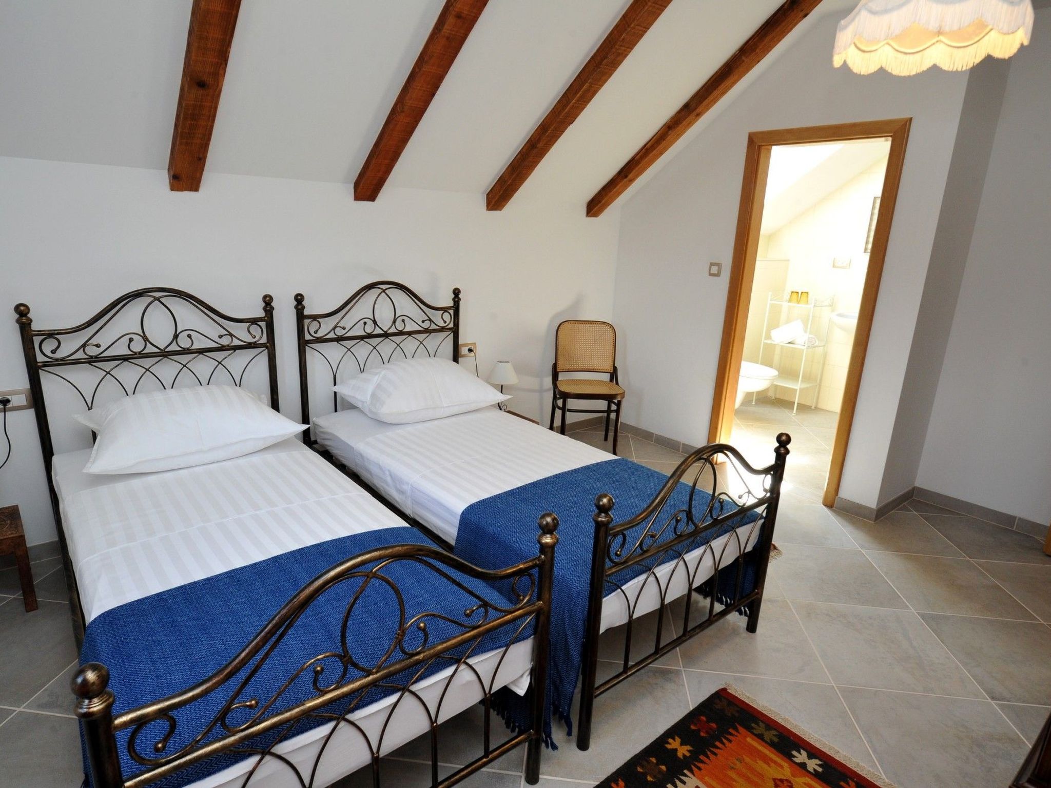 Alleinstehendes Ferienhaus mit Swimmingpool-Drinnen