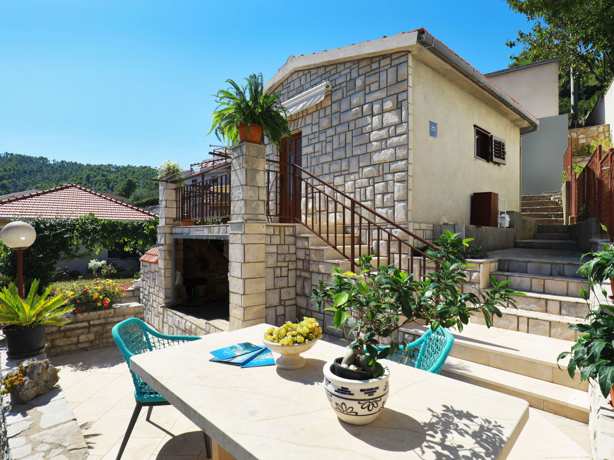 Kleines Steinhaus in einem ruhigen Ort auf der Insel Solta-Drinnen
