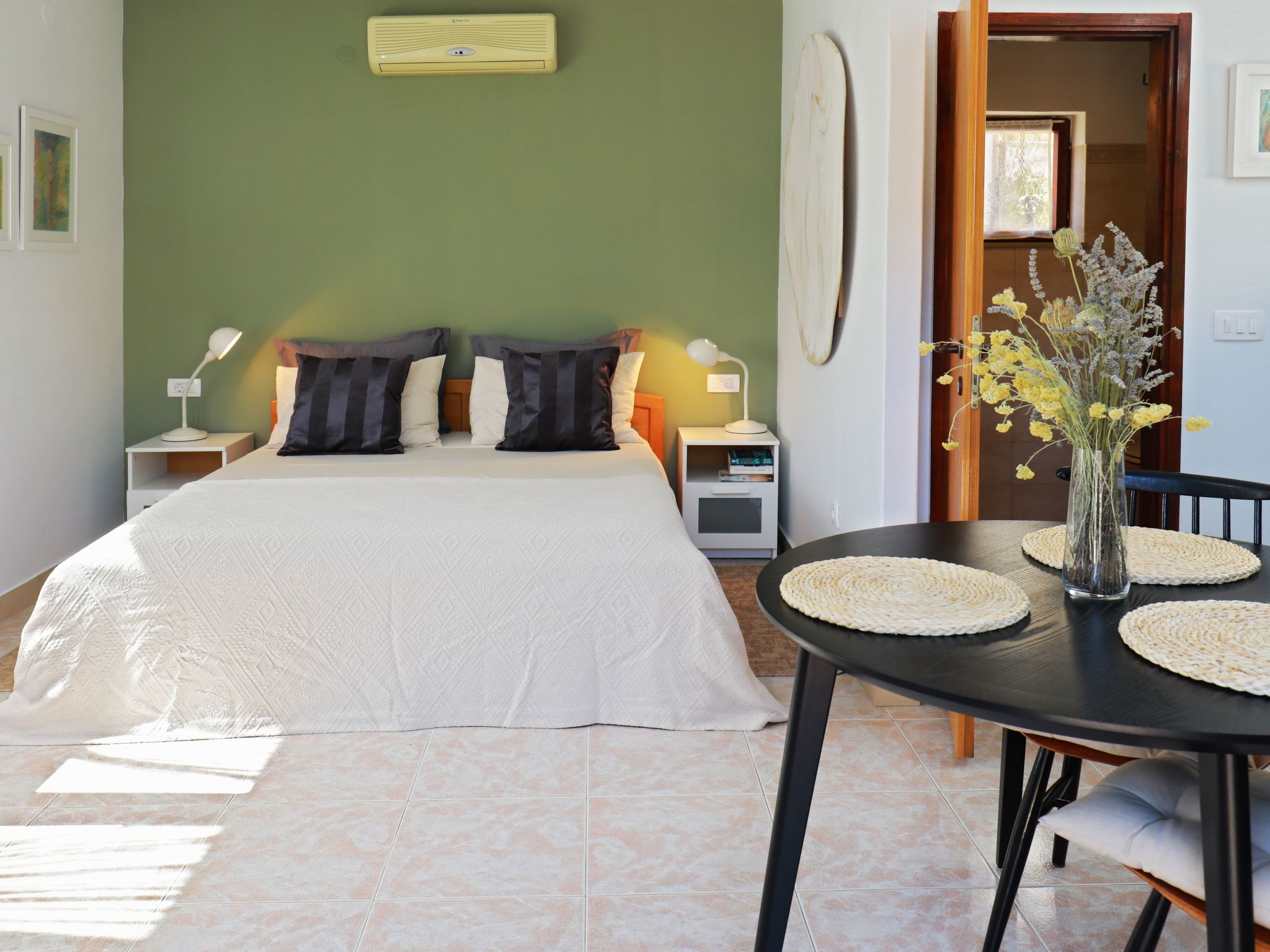 Kleines Steinhaus in einem ruhigen Ort auf der Insel Solta-Drinnen