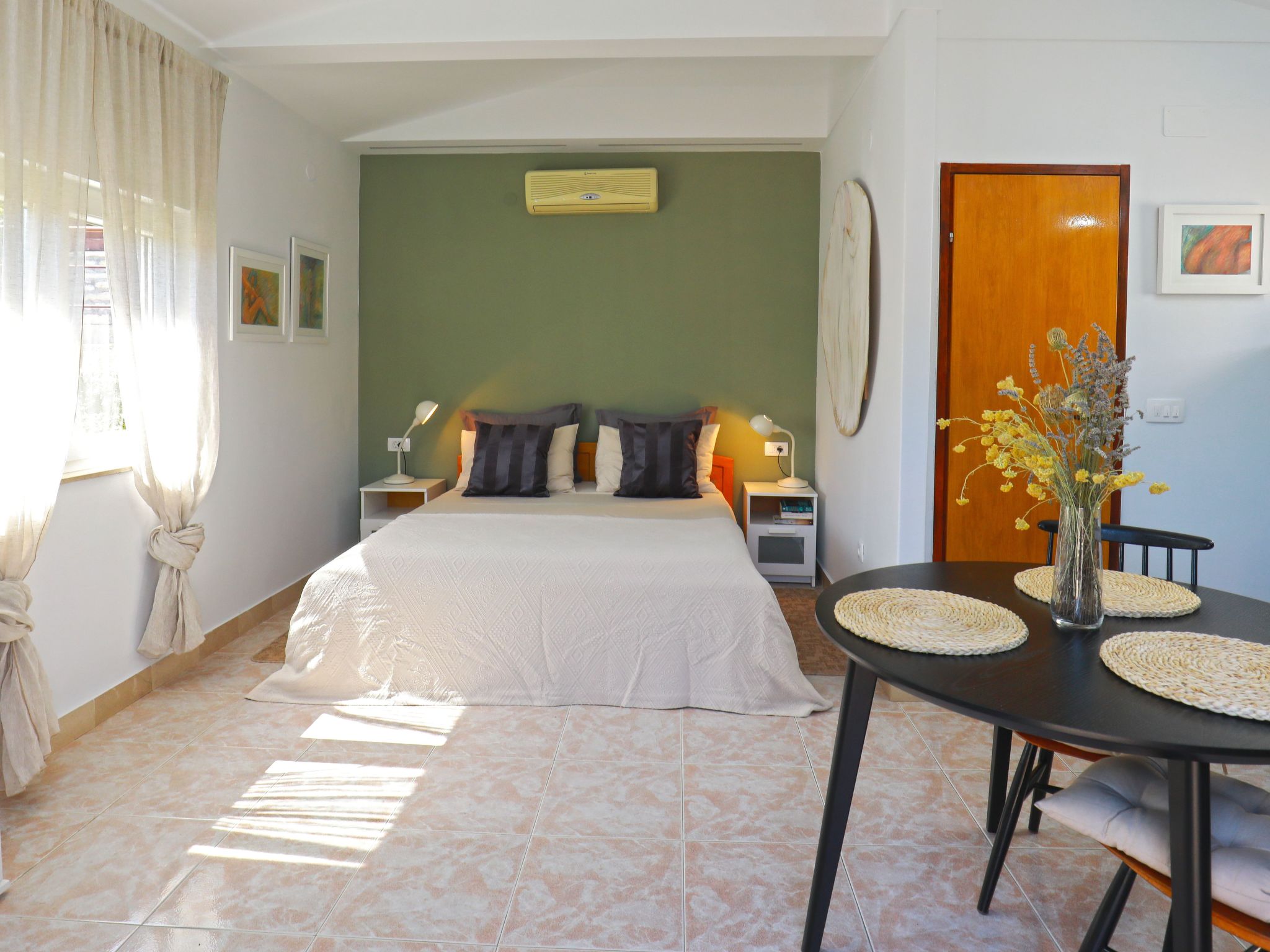 Kleines Steinhaus in einem ruhigen Ort auf der Insel Solta-Drinnen