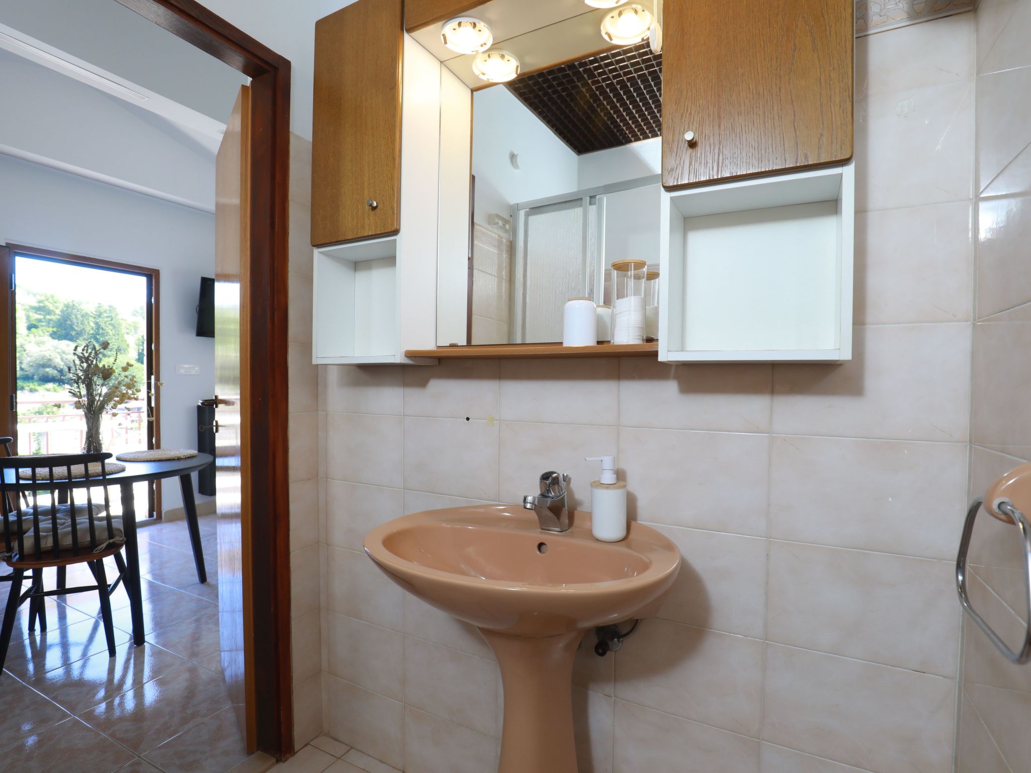 Kleines Steinhaus in einem ruhigen Ort auf der Insel Solta-Drinnen