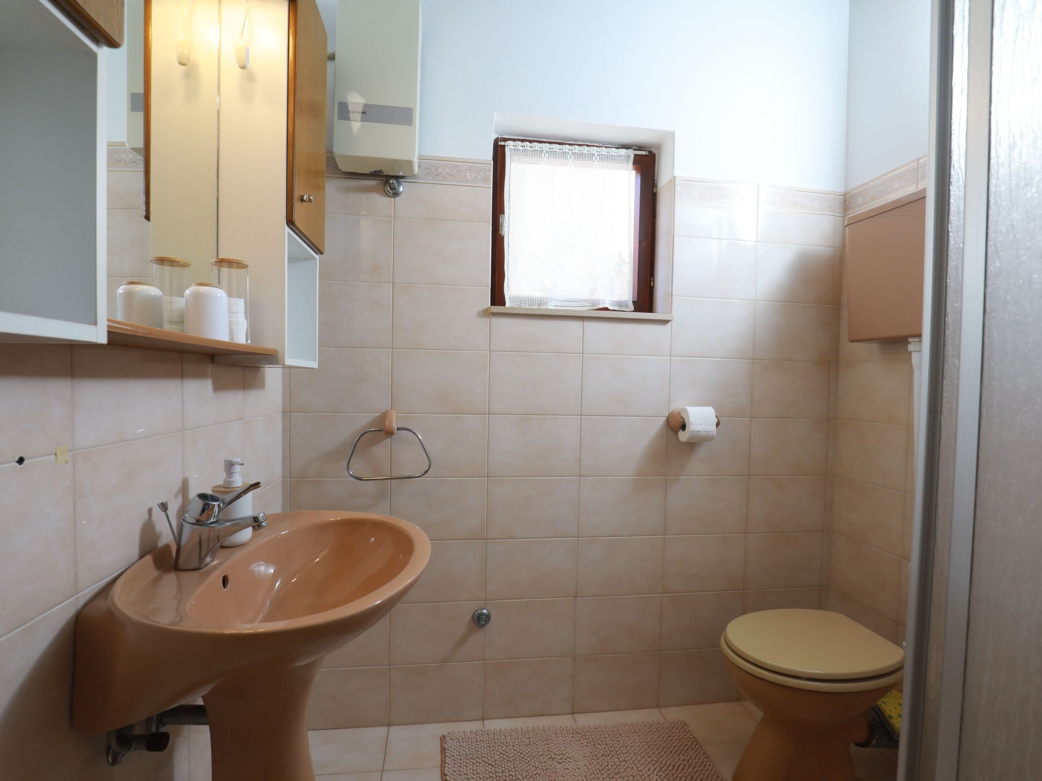 Kleines Steinhaus in einem ruhigen Ort auf der Insel Solta-Drinnen