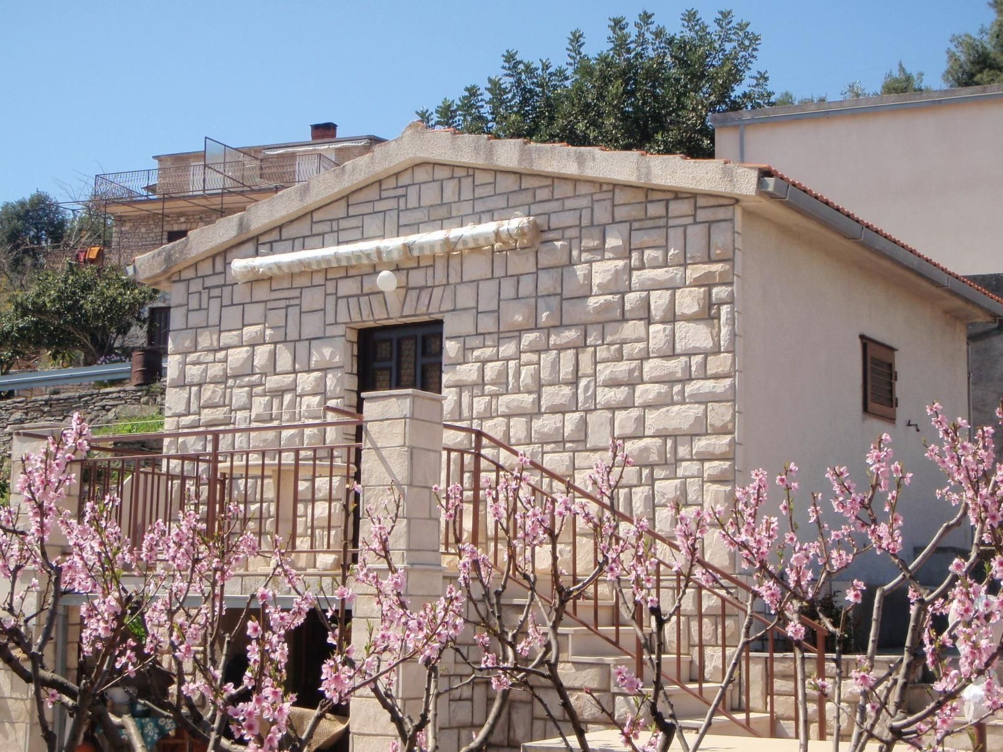 Kleines Steinhaus in einem ruhigen Ort auf der Insel Solta-Drinnen
