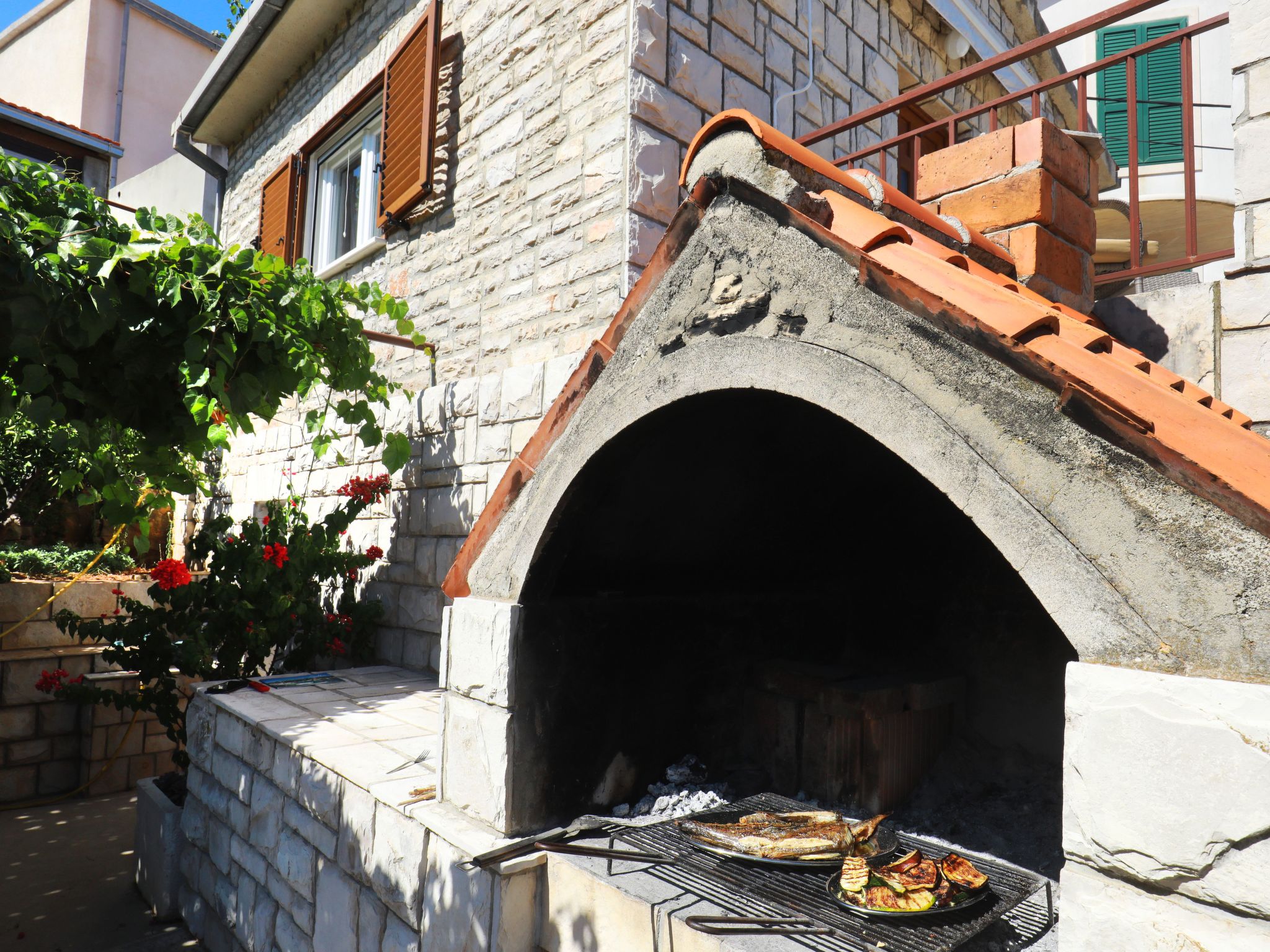 Kleines Steinhaus in einem ruhigen Ort auf der Insel Solta-Drinnen