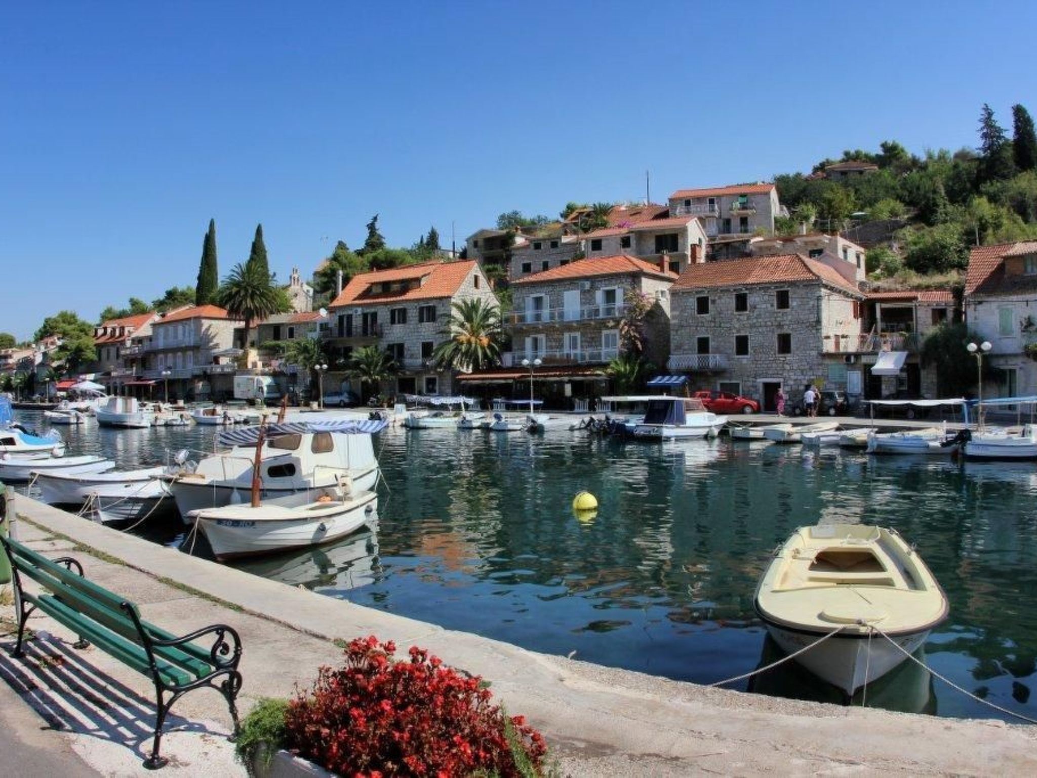 Kleines Steinhaus in einem ruhigen Ort auf der Insel Solta