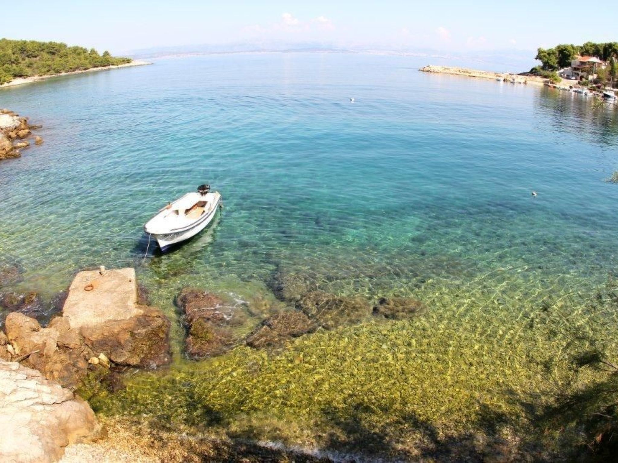 Kleines Steinhaus in einem ruhigen Ort auf der Insel Solta