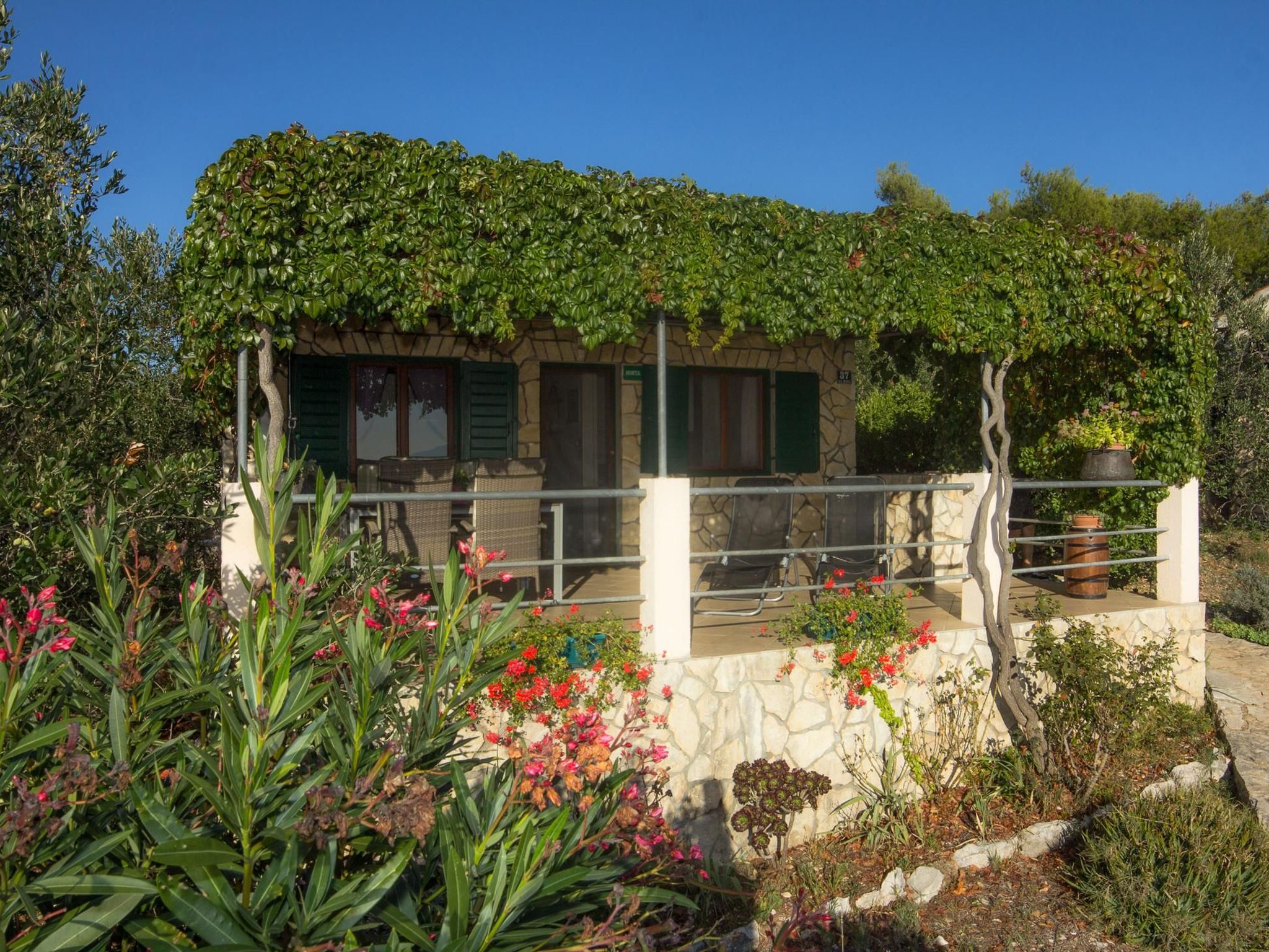 "Mirta" direkt am Strand-Drinnen
