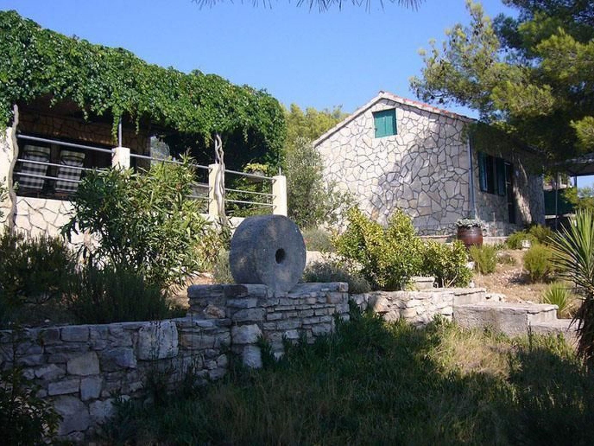 In Maslinica mit Großer Terrasse-Drinnen