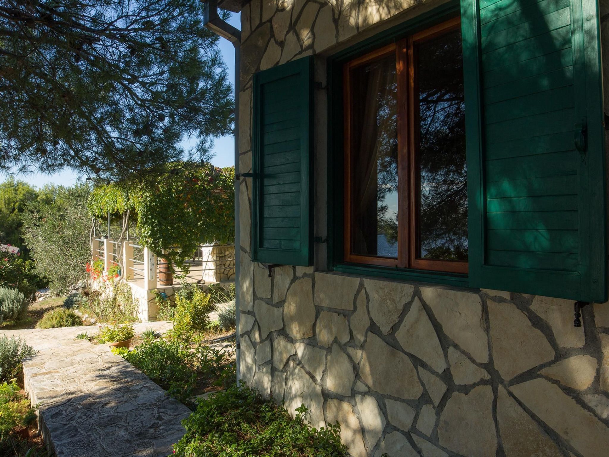 In Maslinica mit Großer Terrasse-Drinnen