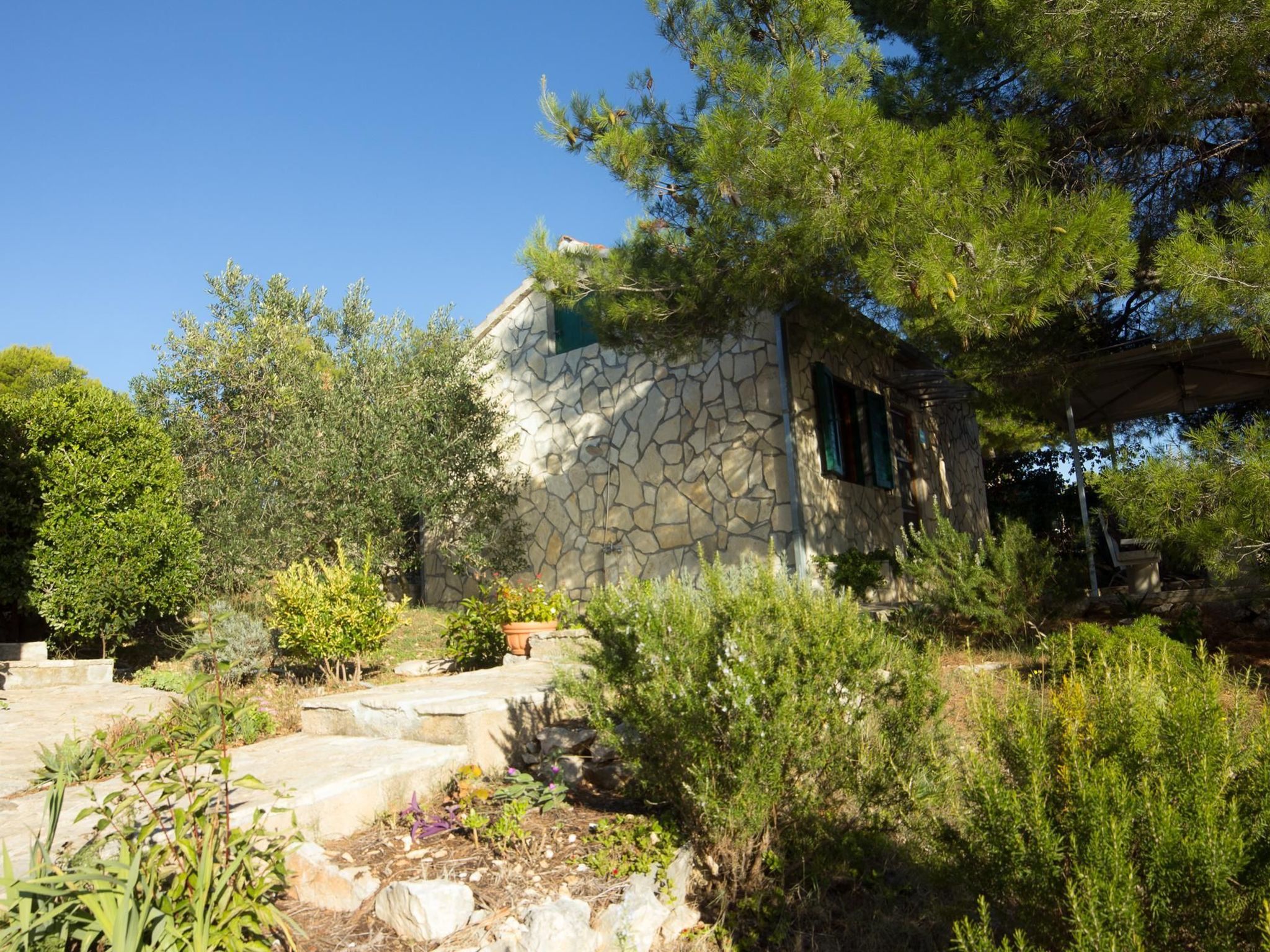 In Maslinica mit Großer Terrasse-Drinnen