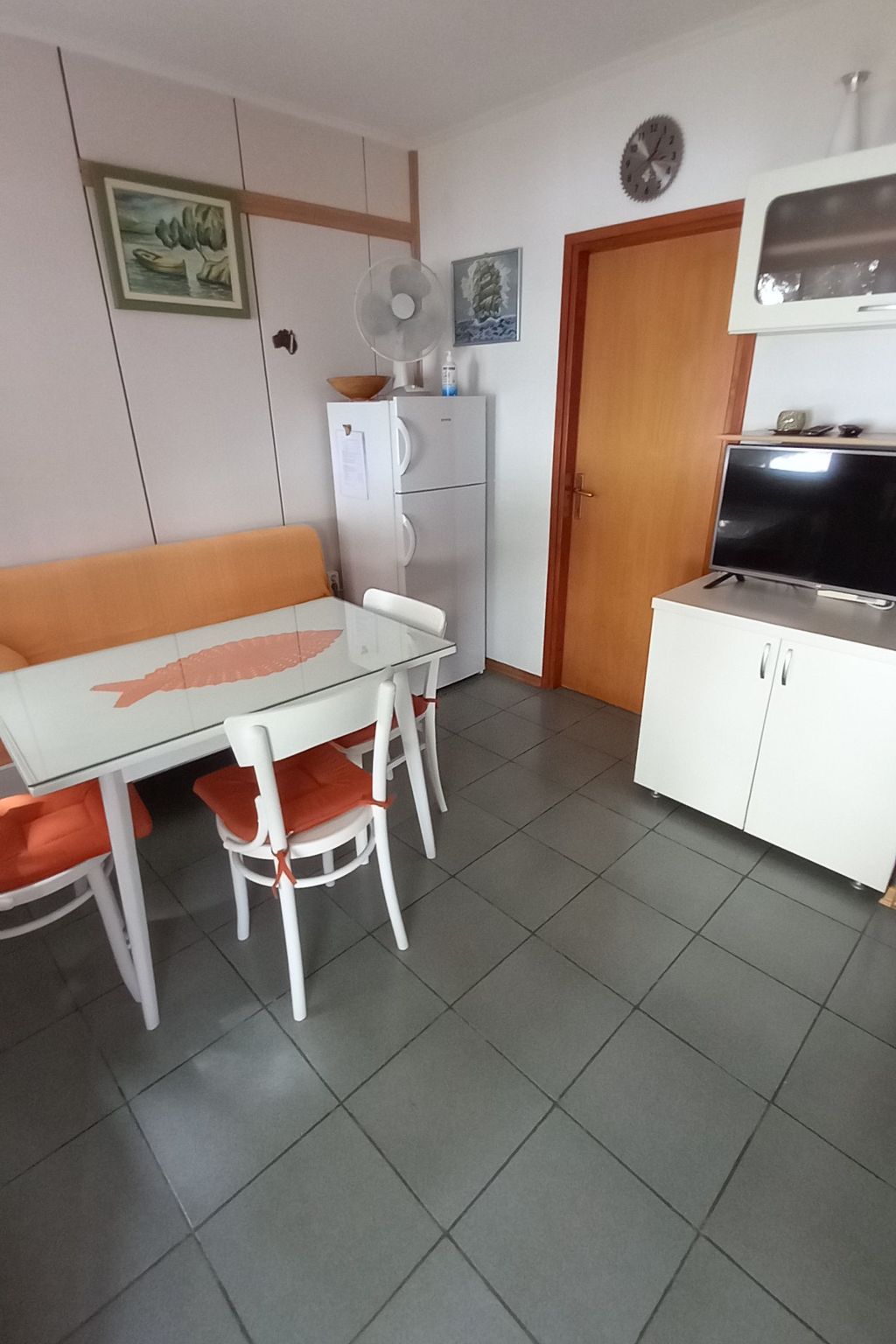 In Maslinica mit Großer Terrasse-Drinnen