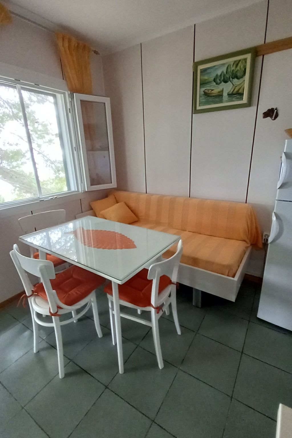 In Maslinica mit Großer Terrasse-Drinnen