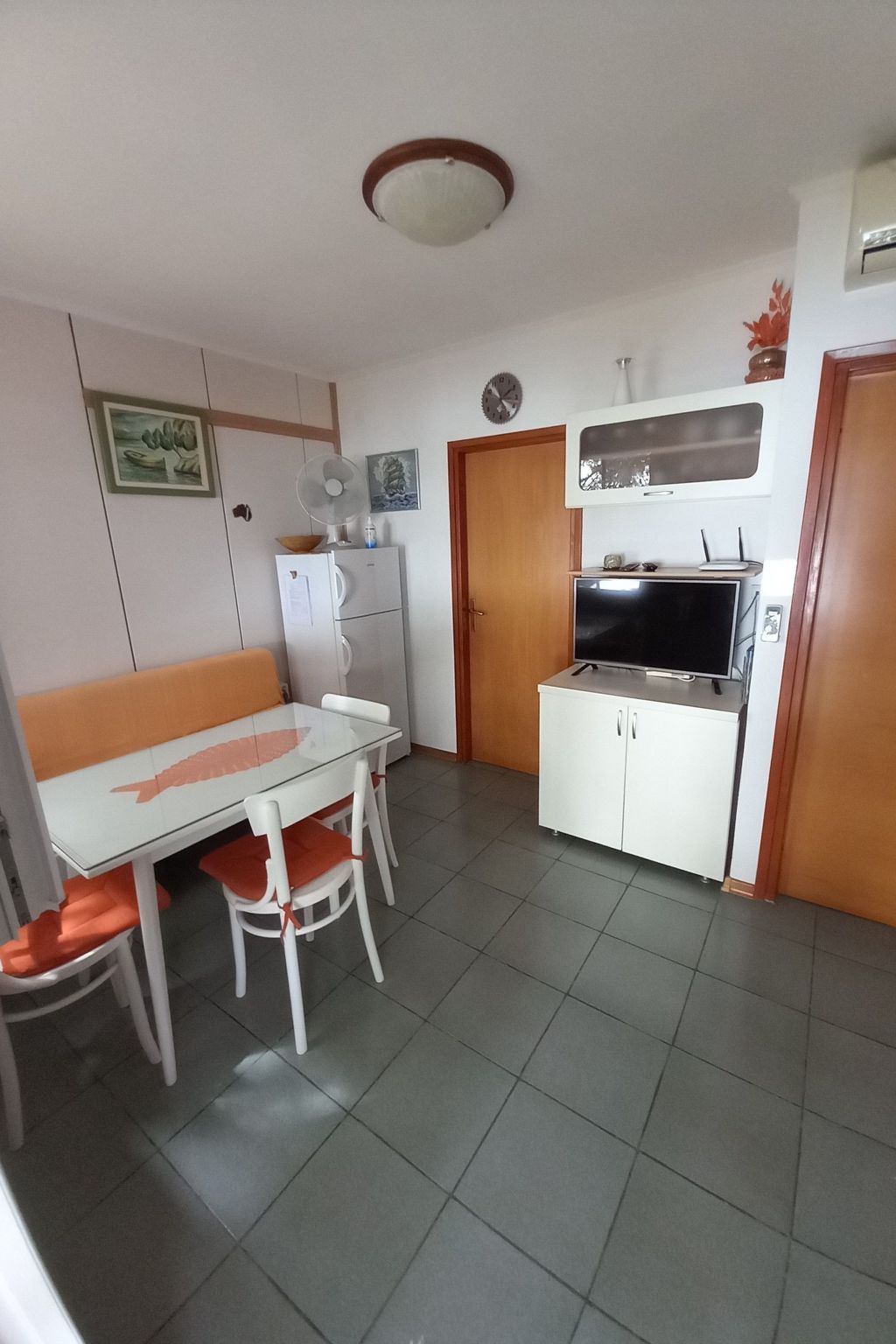 In Maslinica mit Großer Terrasse-Drinnen