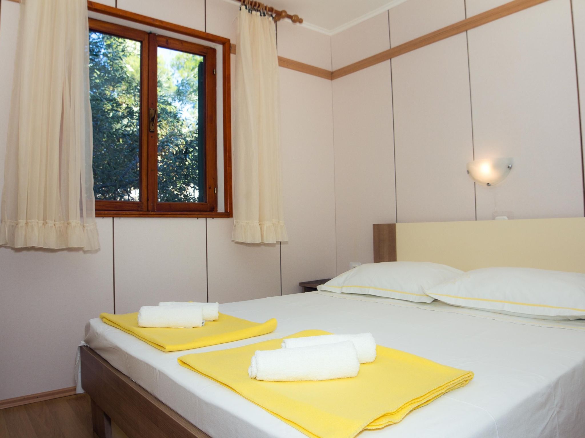 In Maslinica mit Großer Terrasse-Drinnen