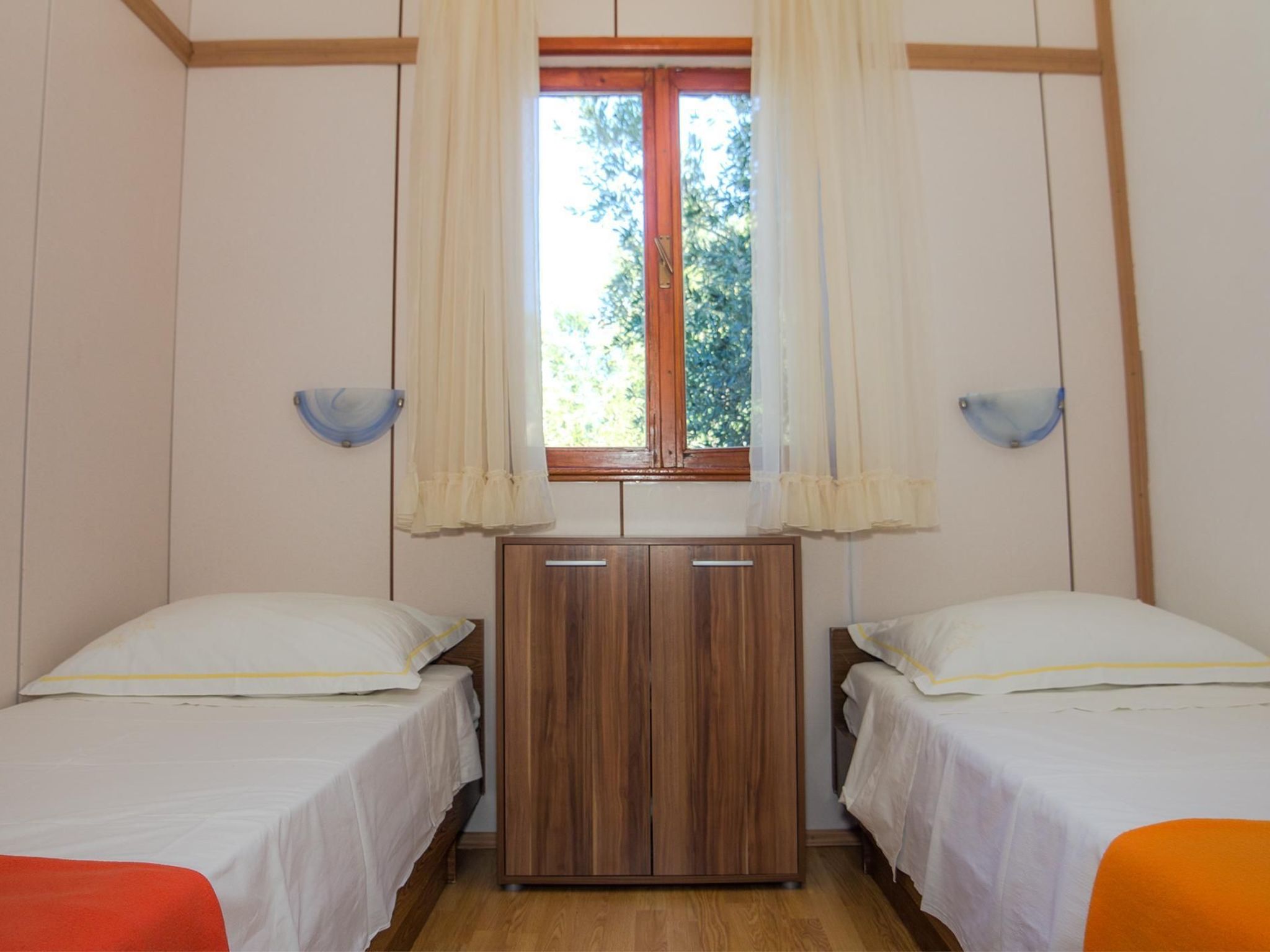 In Maslinica mit Großer Terrasse-Drinnen