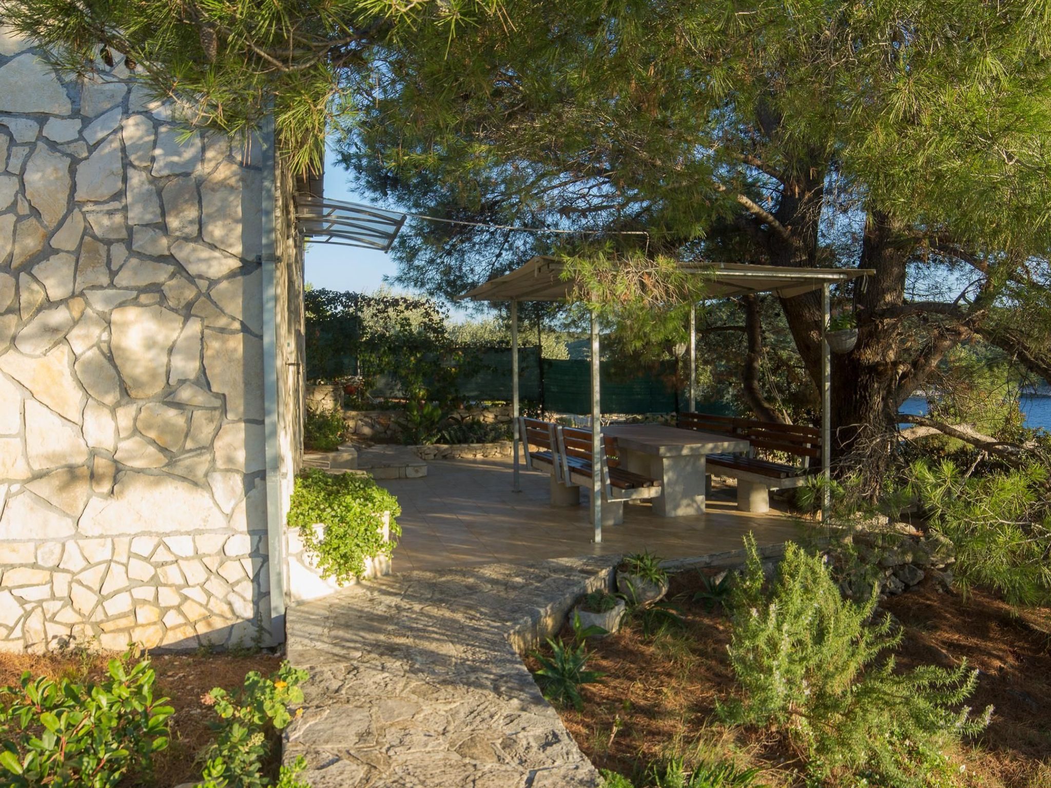 In Maslinica mit Großer Terrasse-Drinnen