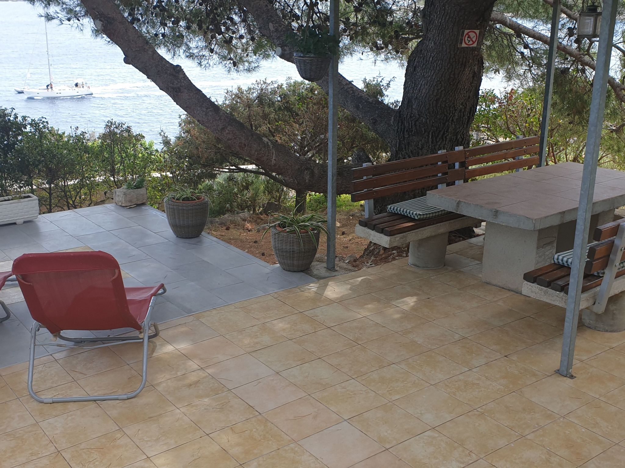 In Maslinica mit Großer Terrasse-Drinnen