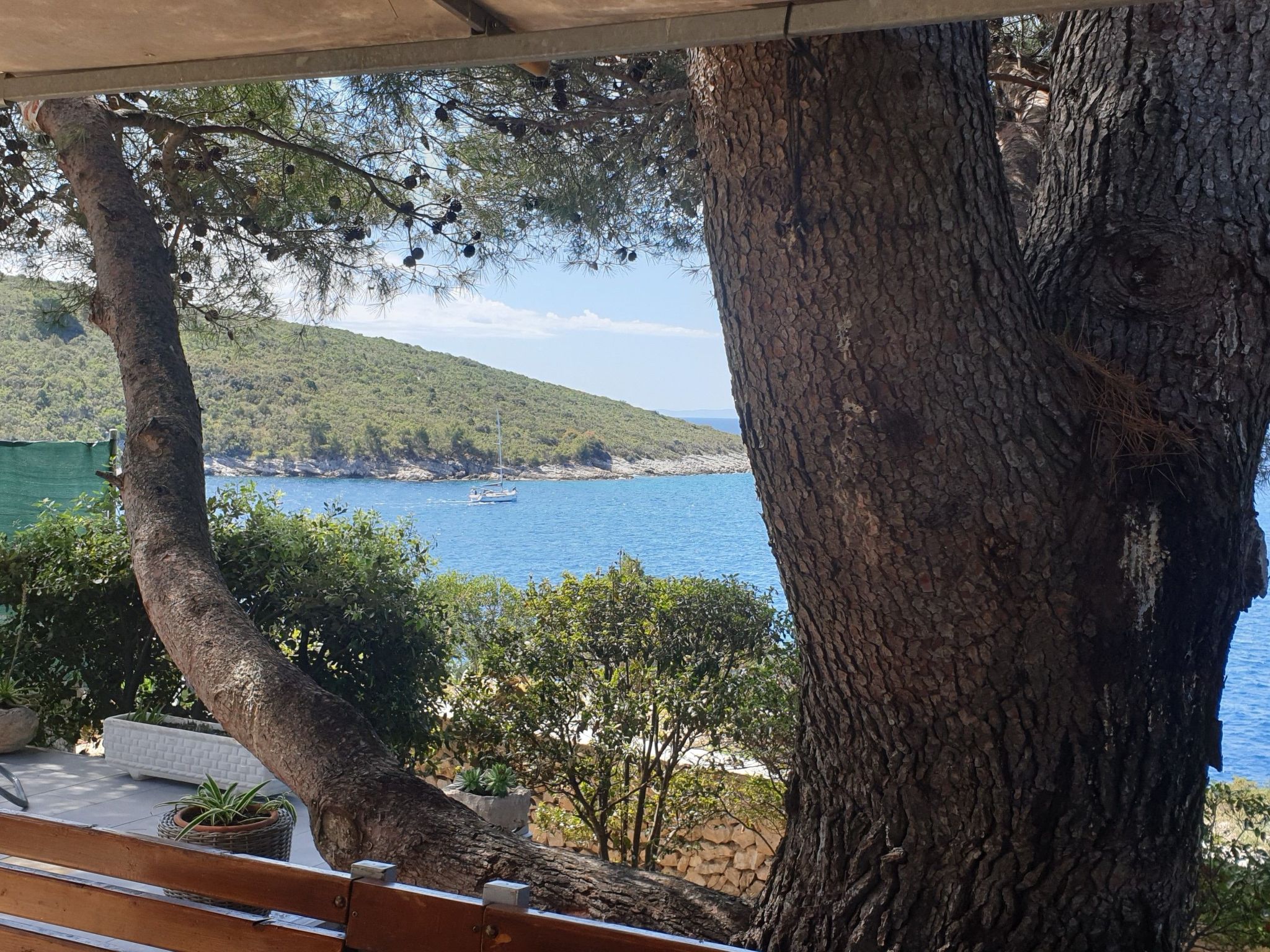 In Maslinica mit Großer Terrasse-Drinnen