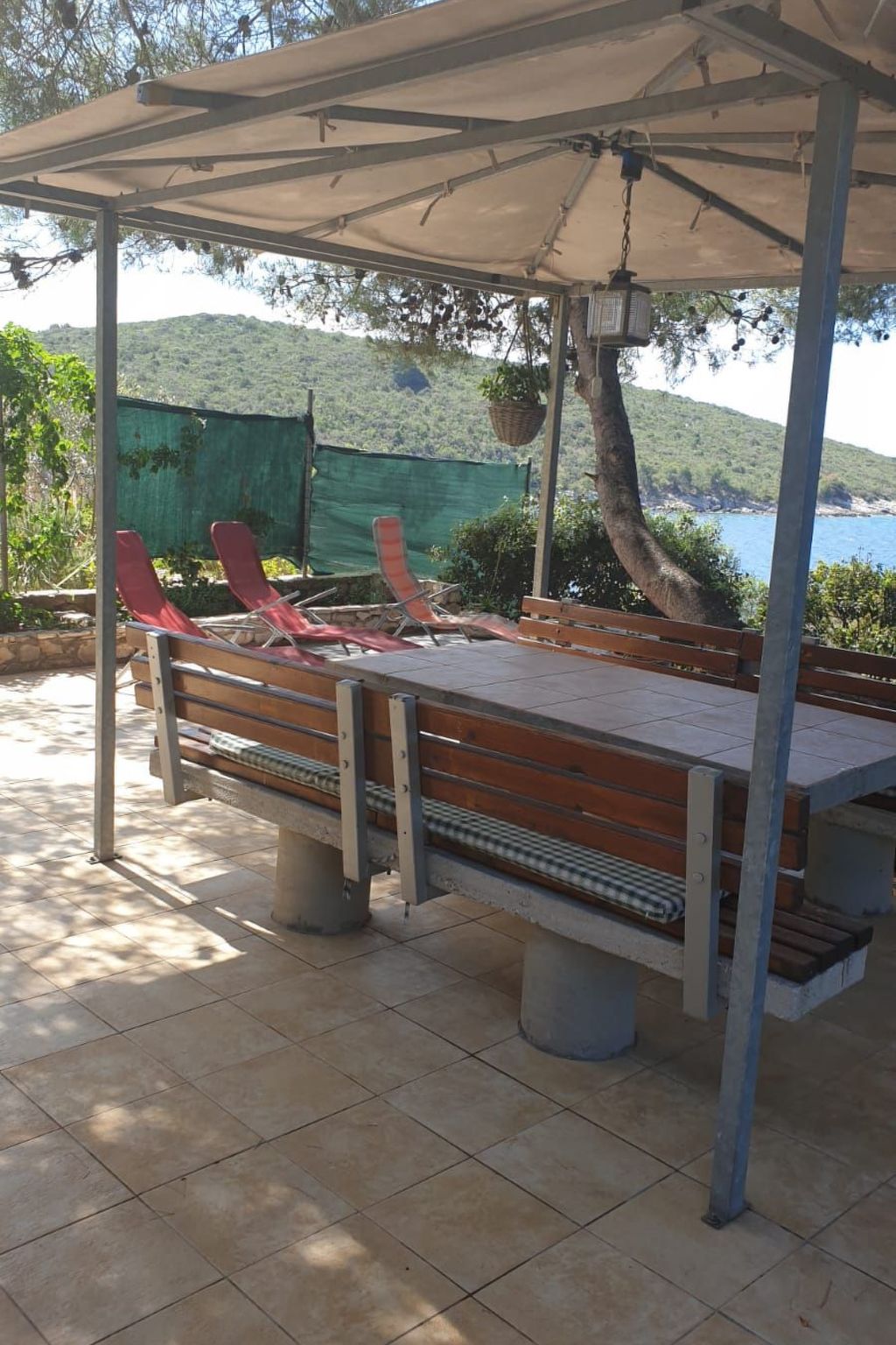 In Maslinica mit Großer Terrasse-Drinnen