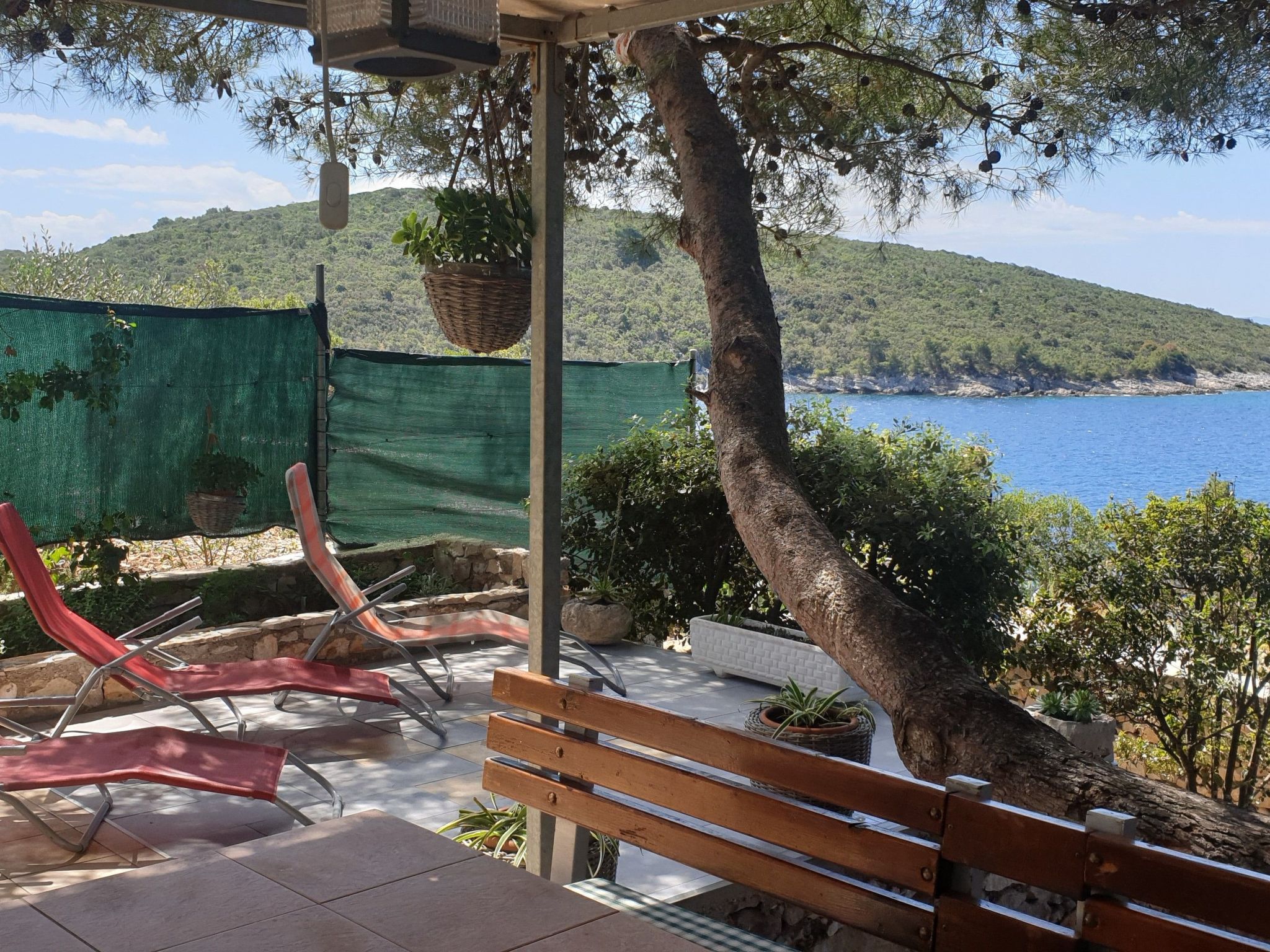 In Maslinica mit Großer Terrasse-Drinnen