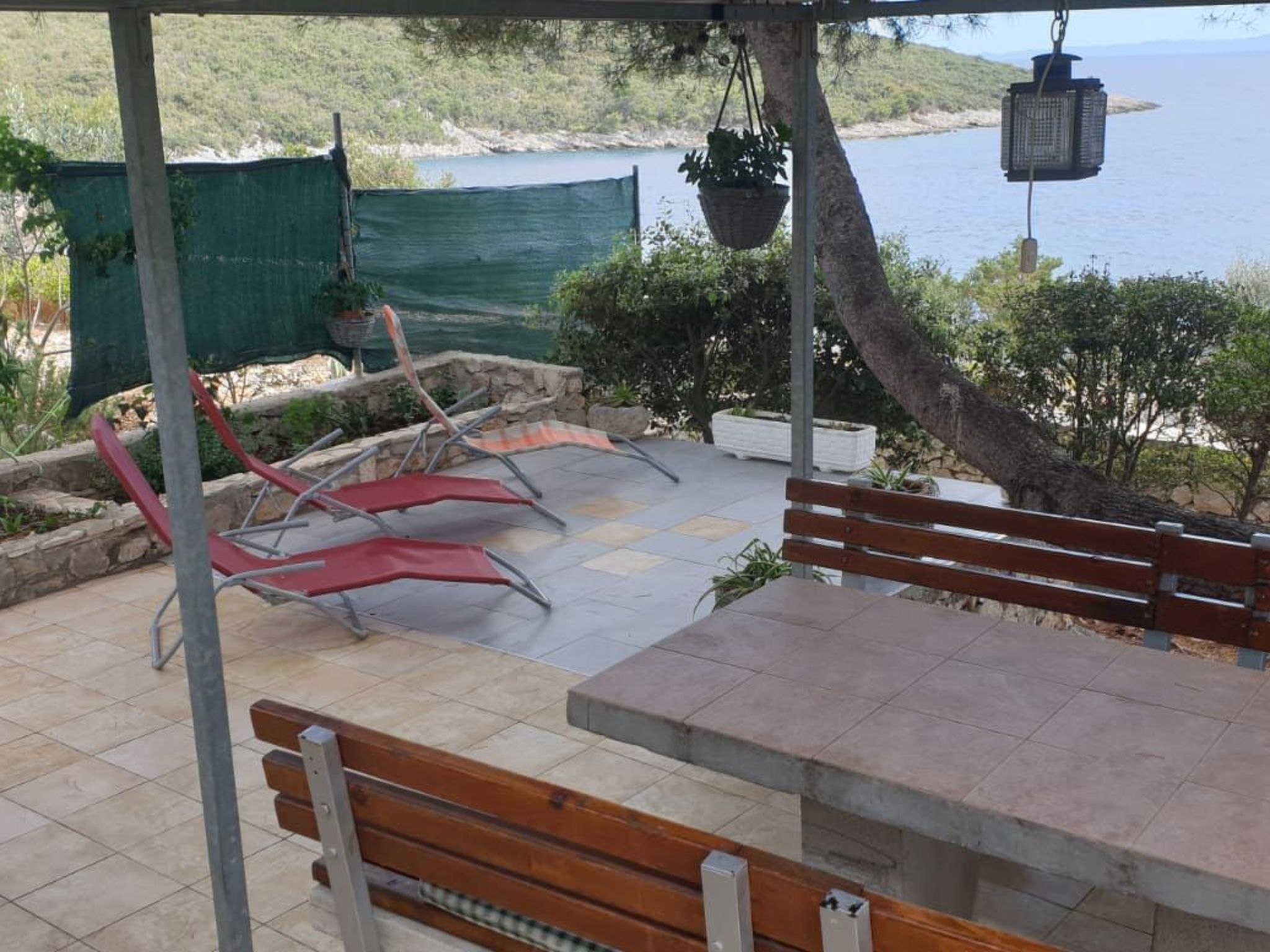 In Maslinica mit Großer Terrasse-Drinnen