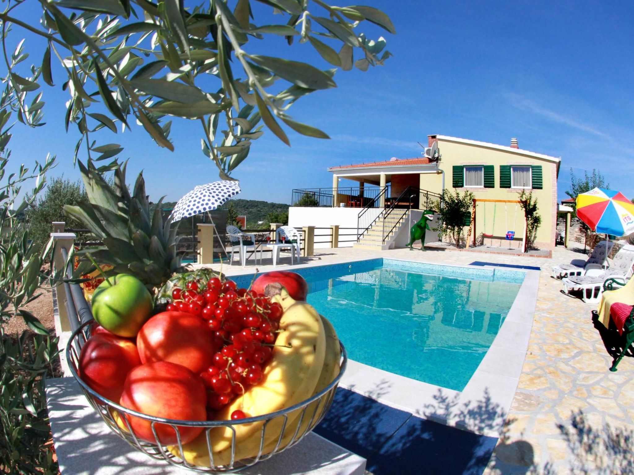 Geräumige Ferienvilla mit Pool und Meerblick