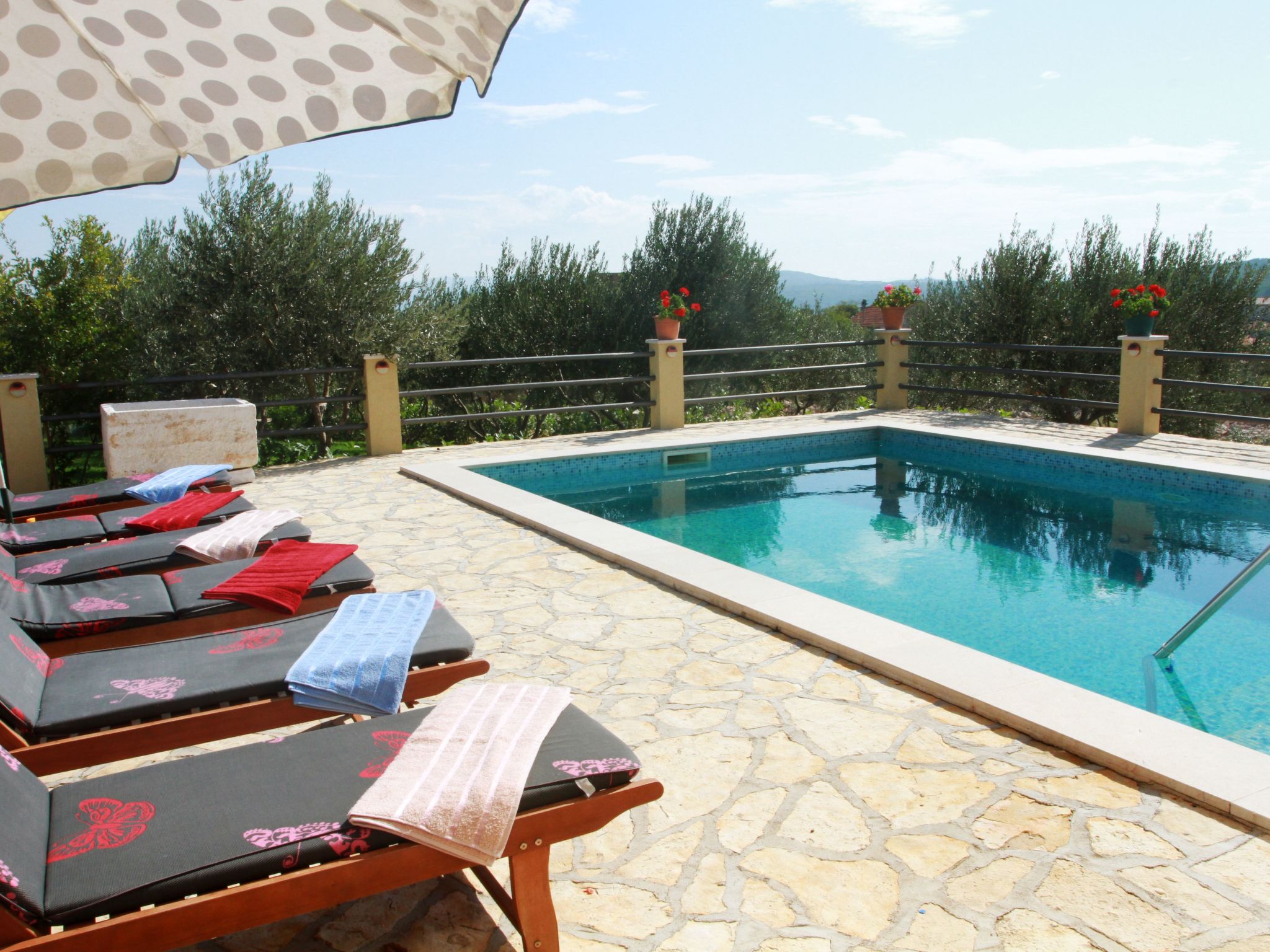 Geräumige Ferienvilla mit Pool und Meerblick-Dedans