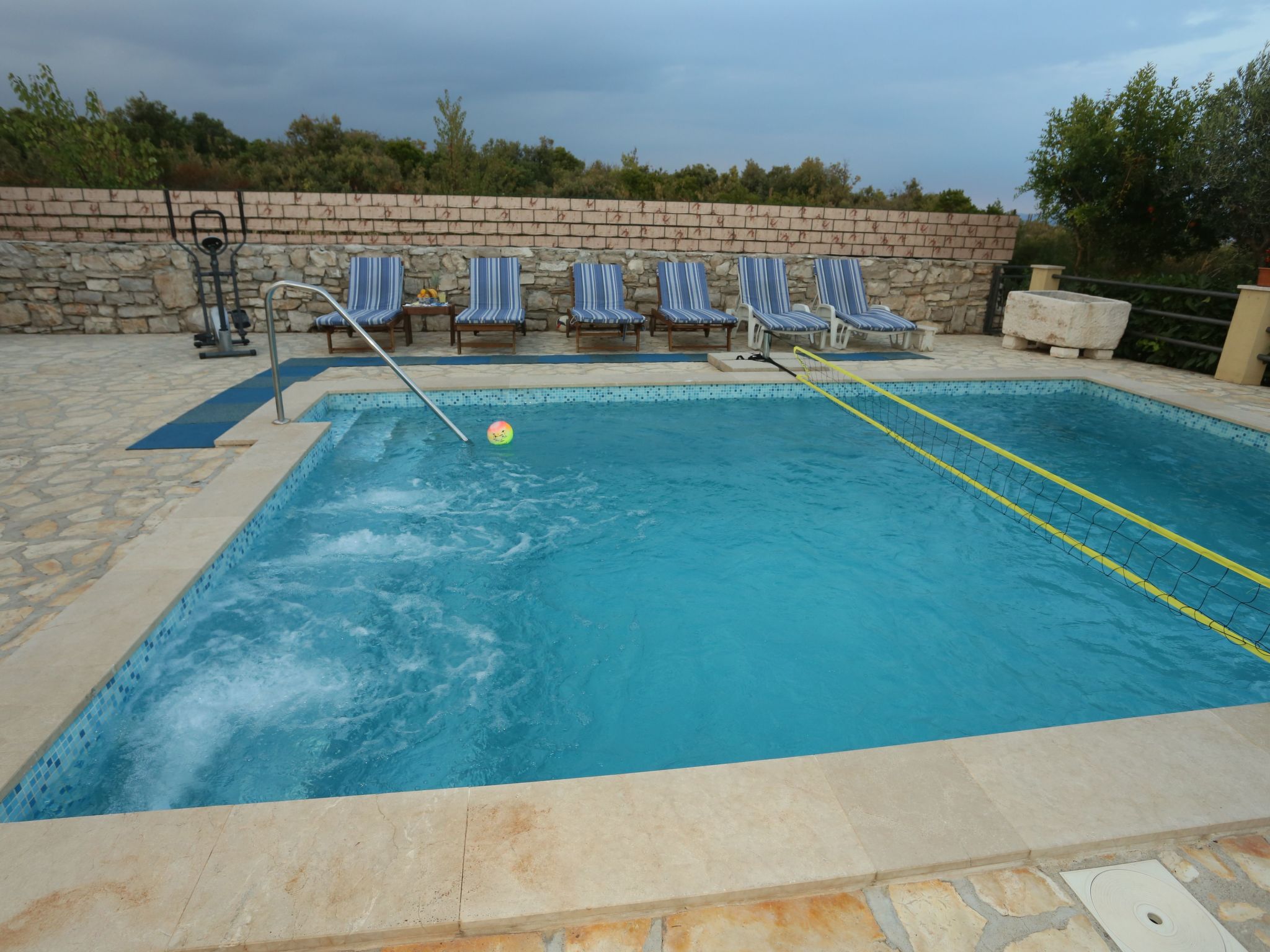 Geräumige Ferienvilla mit Pool und Meerblick